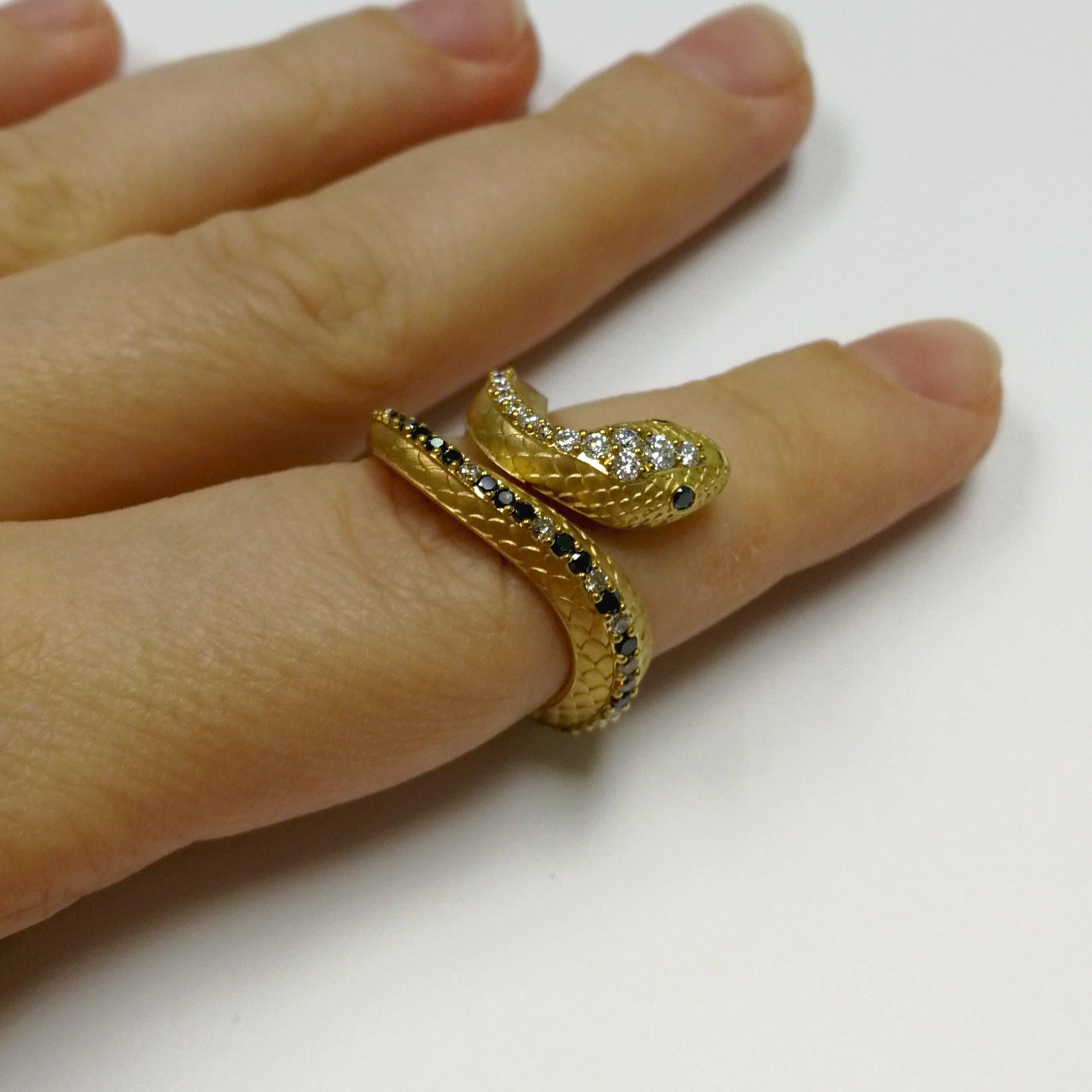 For Sale:  White, Champagne and Black Diamonds 18 Karat Yellow Gold Snake Ring 8