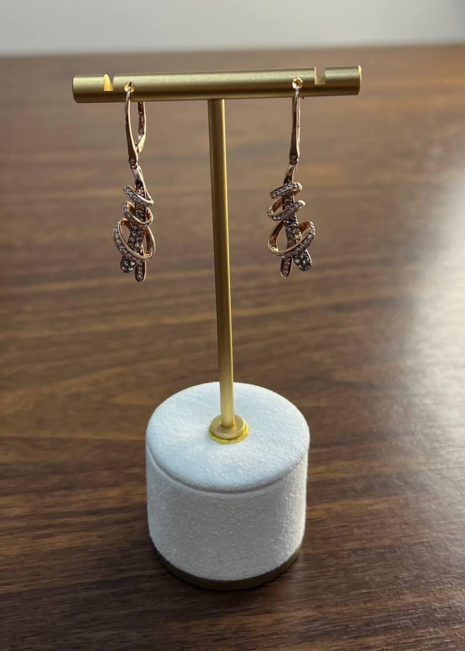 Eleganti orecchini a goccia a spirale in oro rosa. Questo splendido paio di orecchini è realizzato in oro rosa. Il design presenta intricati motivi a vortice con dettagli delicati. Gli orecchini sono in ottime condizioni e mostrano un movimento