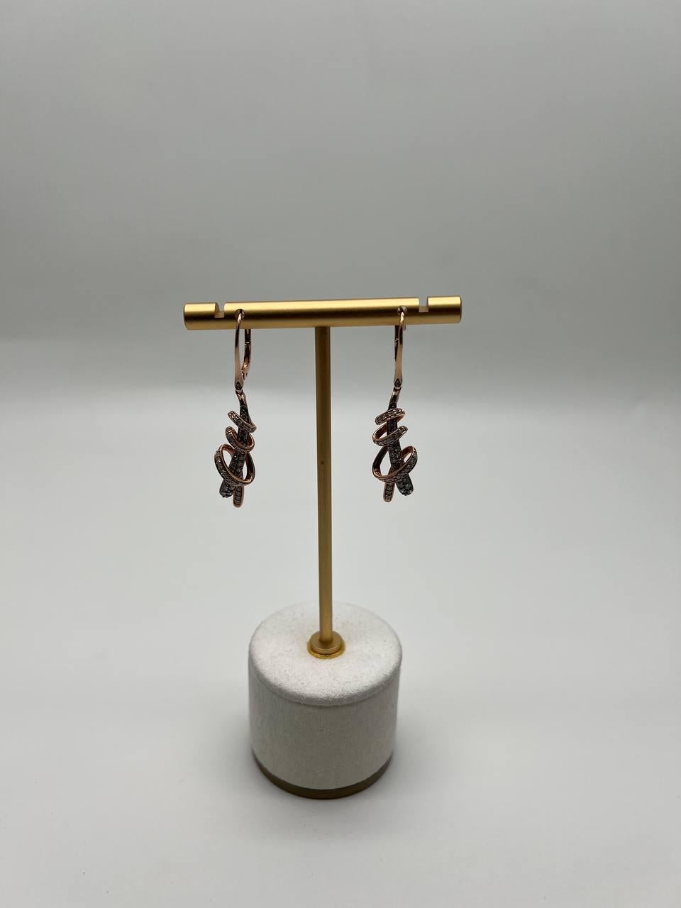 Orecchini a goccia a spirale in oro rosa 18 carati con diamanti Whiting Champagne Cognac in vendita 1