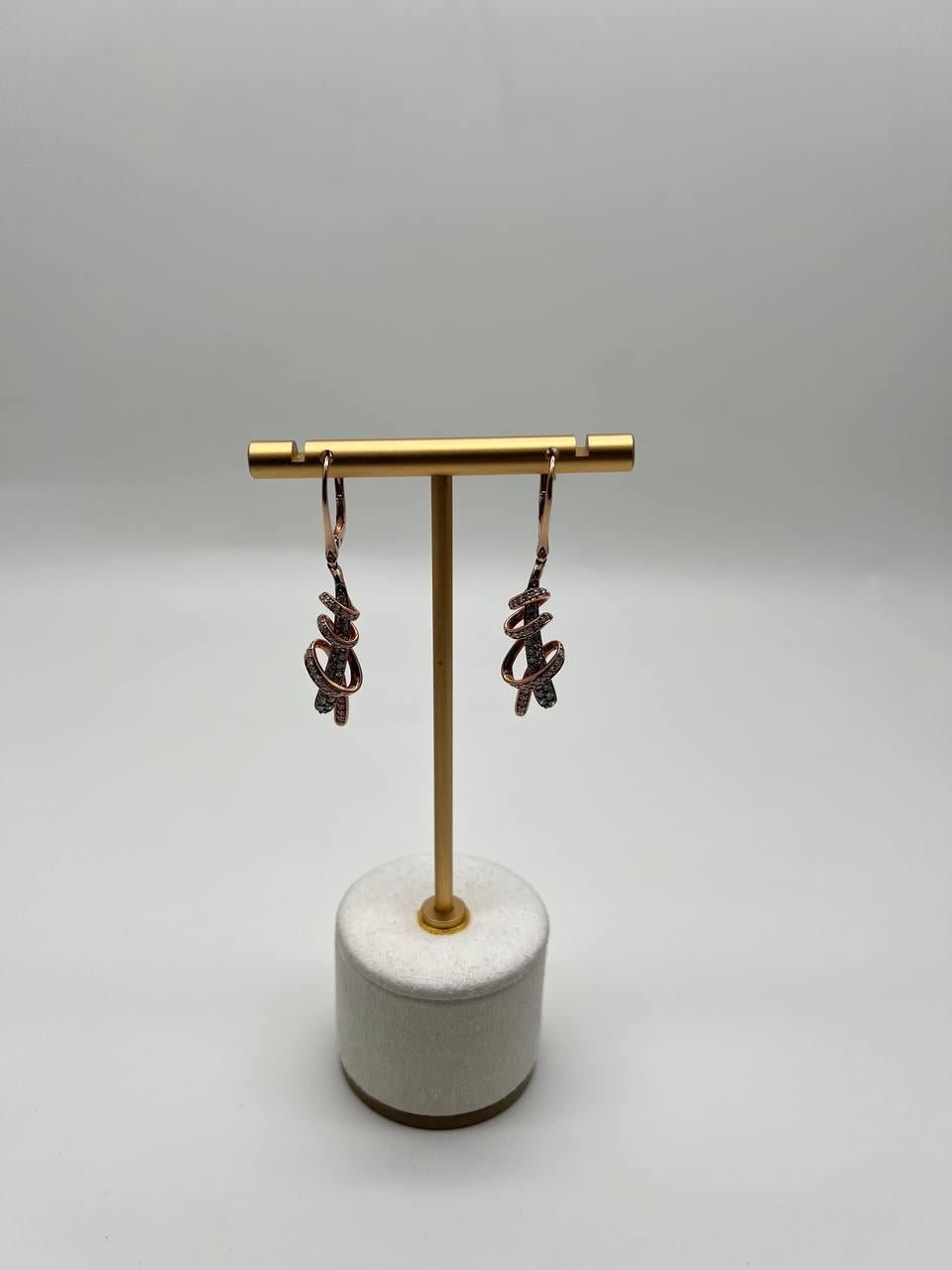 Orecchini a goccia a spirale in oro rosa 18 carati con diamanti Whiting Champagne Cognac in vendita 2