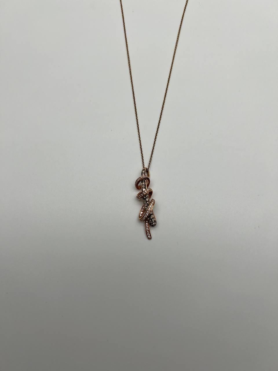 Eleganti orecchini a goccia a spirale in oro rosa. Questa splendida collana con ciondolo è realizzata in oro rosa. Il design presenta intricati motivi a vortice con dettagli delicati. La collana è in ottime condizioni e mostra un movimento