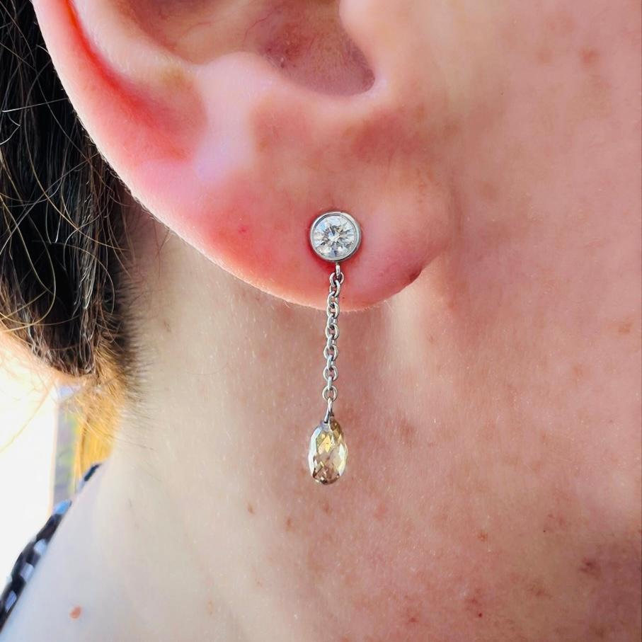 Auffallend und einzigartig! Diese Diamanttropfenohrringe sind mit zwei wunderschönen Diamanten im Briolett-Schliff besetzt, die an Platingliedern von einem runden Brillantstecker abhängen. Was diese wunderschönen Ohrringe so einzigartig macht, ist