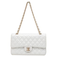 Borsa Chanel bianca con doppia patta media in vernice e scintillio