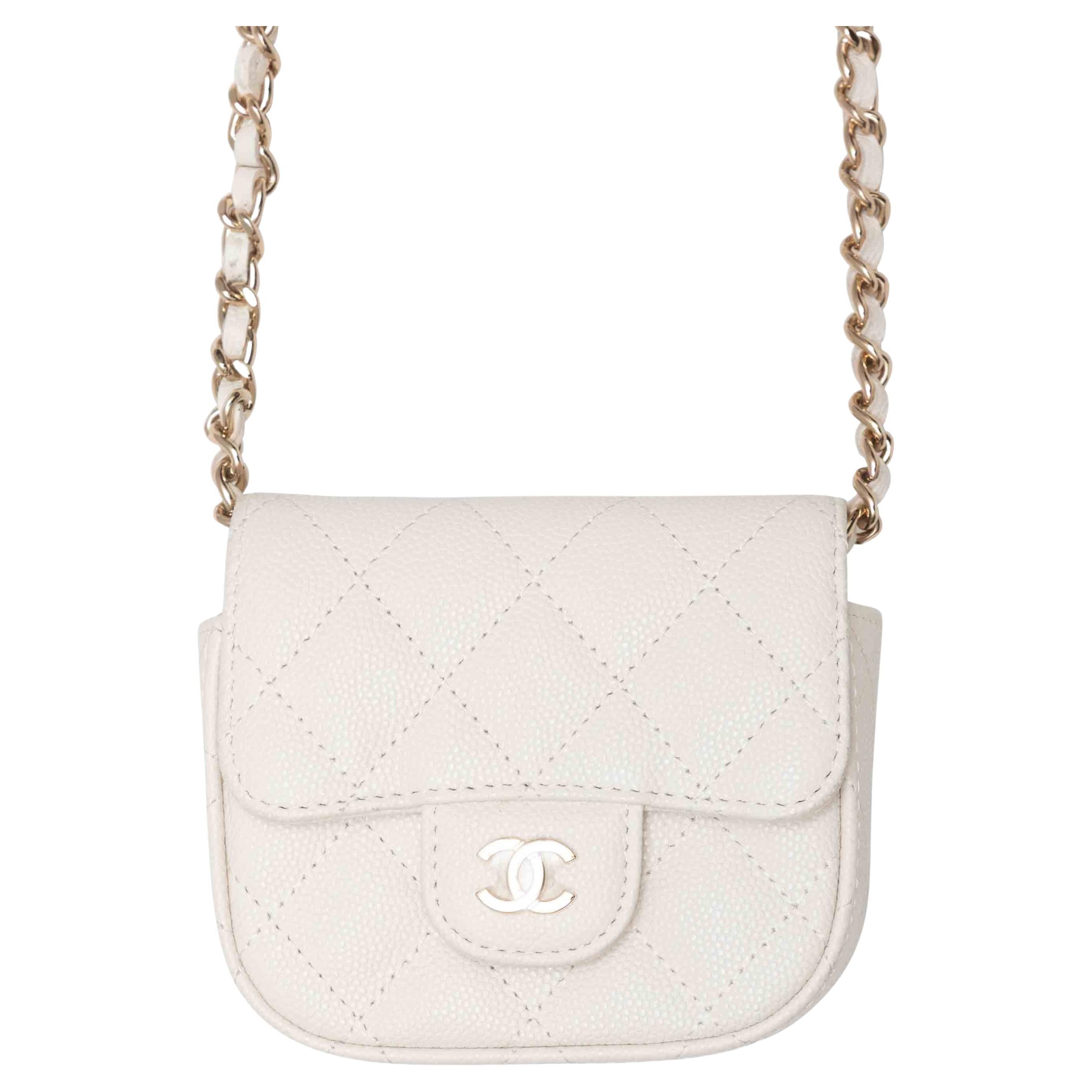 Portefeuille-sur-chaîne en cuir matelassé de Chanel (blanc)