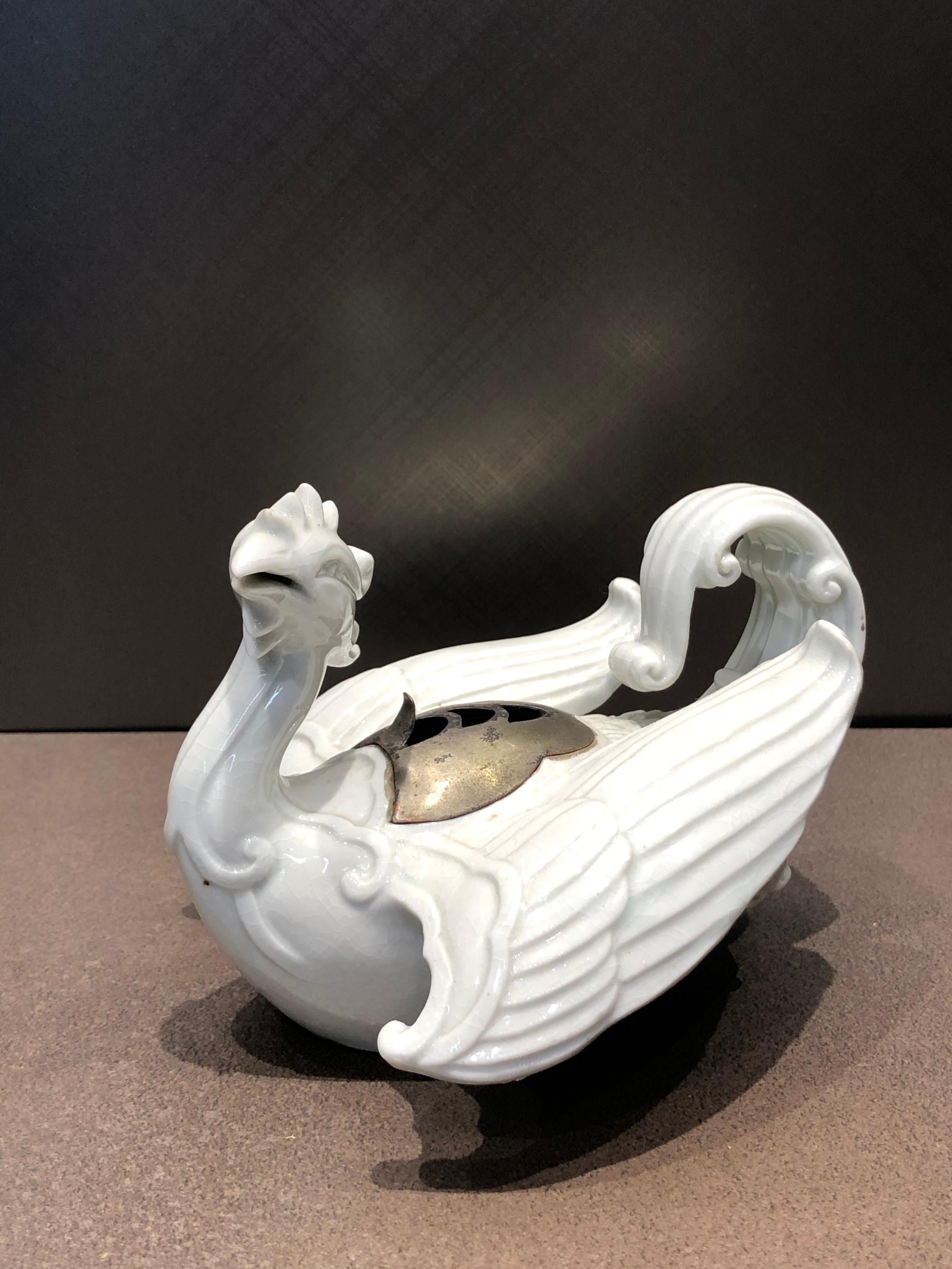 Incense burner with three-dimensional molding of Hirado ware(Origin in Hirado, Nagasaki prefecture) of the Edo period.

Hirado ware is very famous for its craftsmanship in creating such special forms.

The fine porcelain quality and the