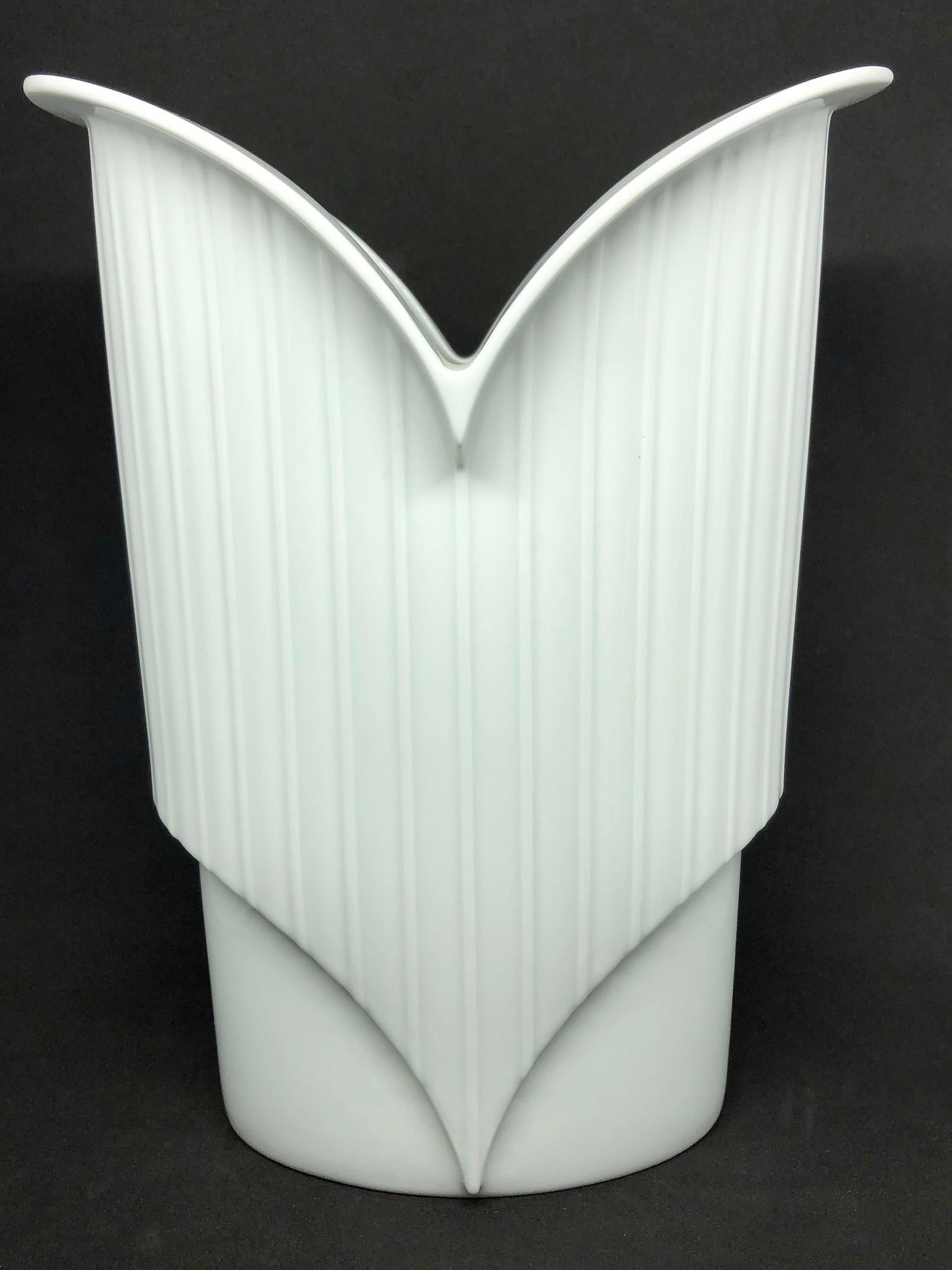 Eine erstaunliche Vase aus Porzellan, hergestellt in Deutschland von Jan van der Vaart für Rosenthal, ca. 1980er Jahre. Die Vase ist in sehr gutem Zustand, ohne Chips, Risse oder Flohbisse. Signiert und Manufakturmarke.