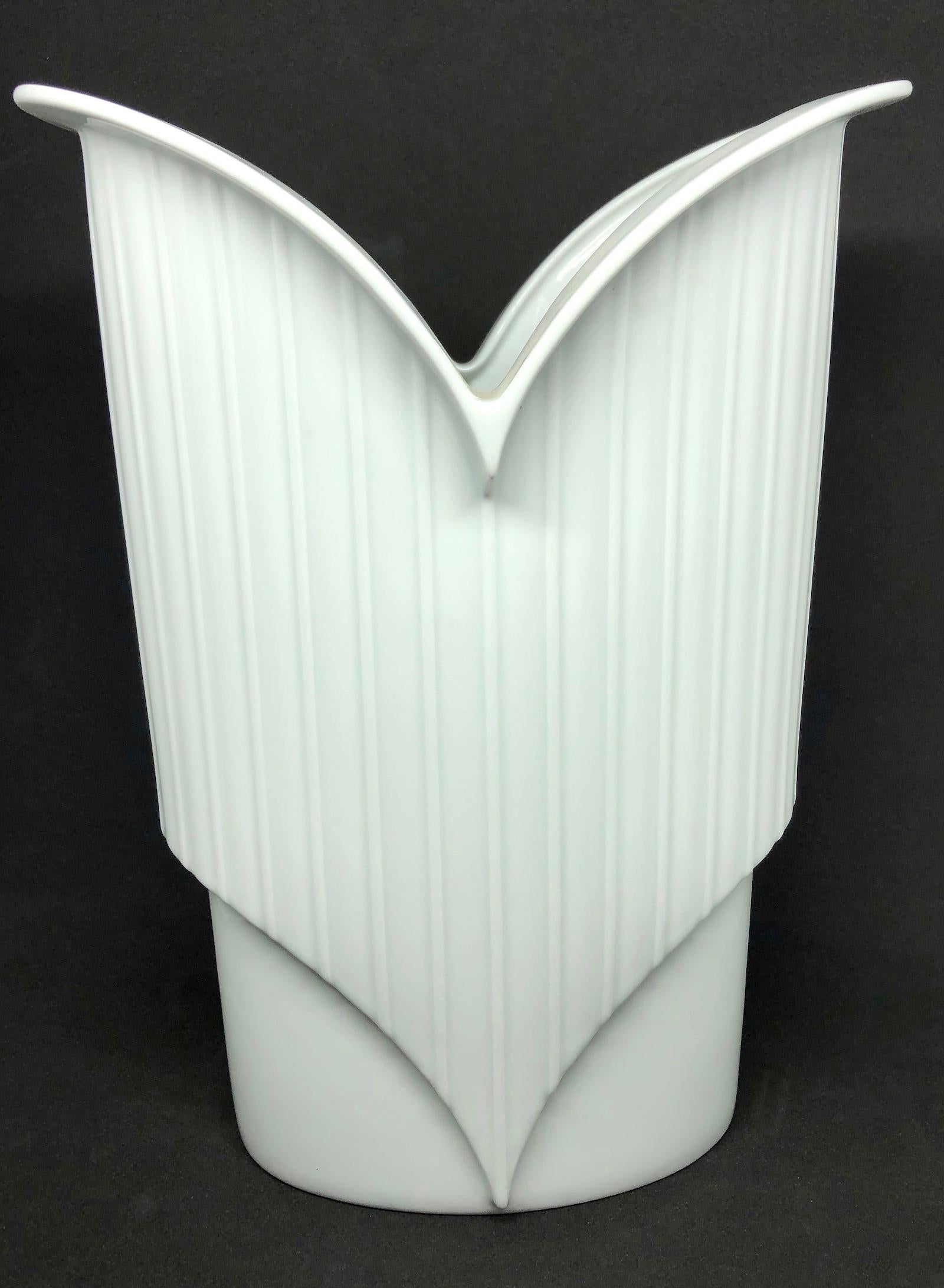 Vase aus weißem Porzellan aus weißem China von Jan van der Vaart für Rosenthal (Ende des 20. Jahrhunderts) im Angebot