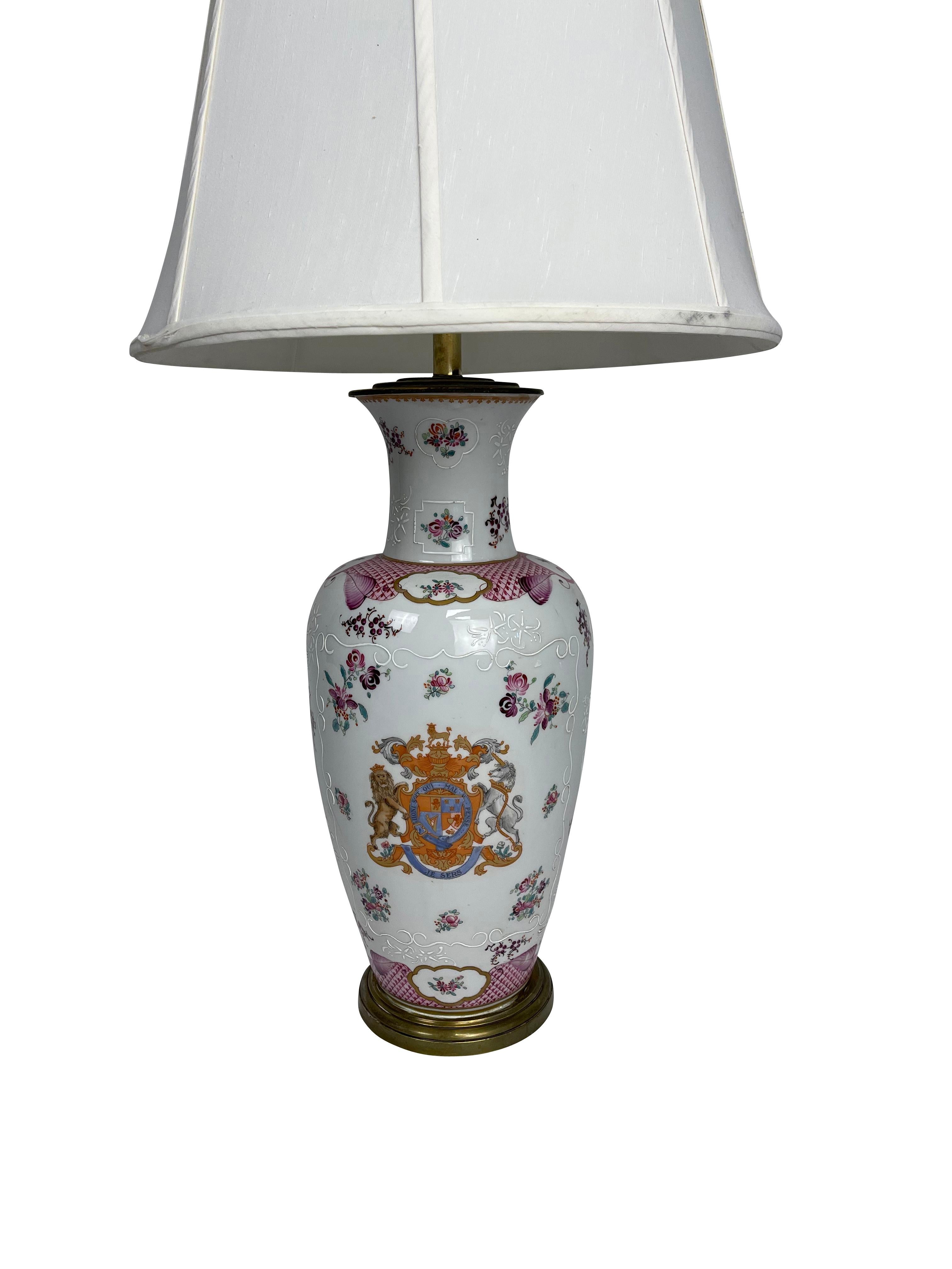 Chinois Lampe armoriée Samson blanche d'exportation chinoise avec décoration de guirlande en vente