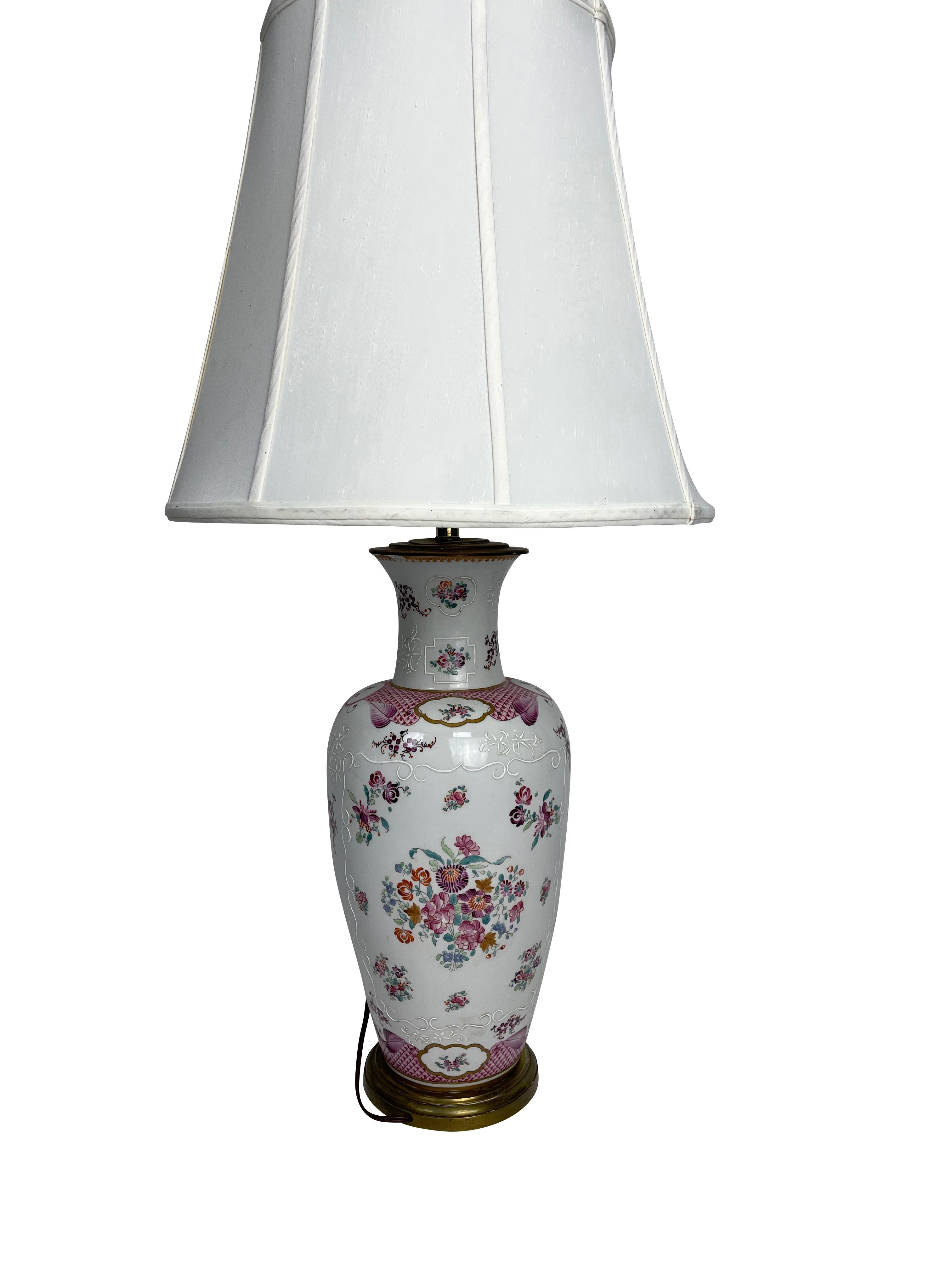 White Chinese Export Samson Armorial Lamp with Order of the Garter Decoration In Good Condition For Sale In Essex, MA