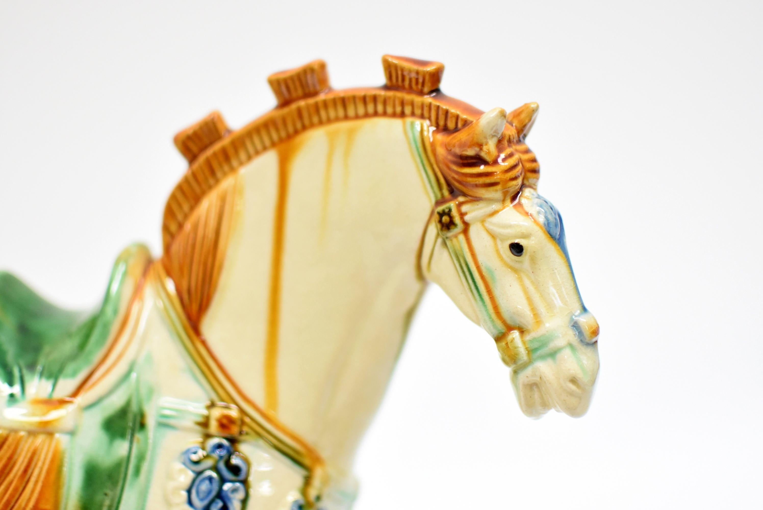 A beautiful white San Cai horse in high gloss. The Sancai technique dates back to the Tang dynasty (618–907AD). It produces highly artistic, refined sculptures with brilliant colors and glazes. This horse has well defined muscles and calm