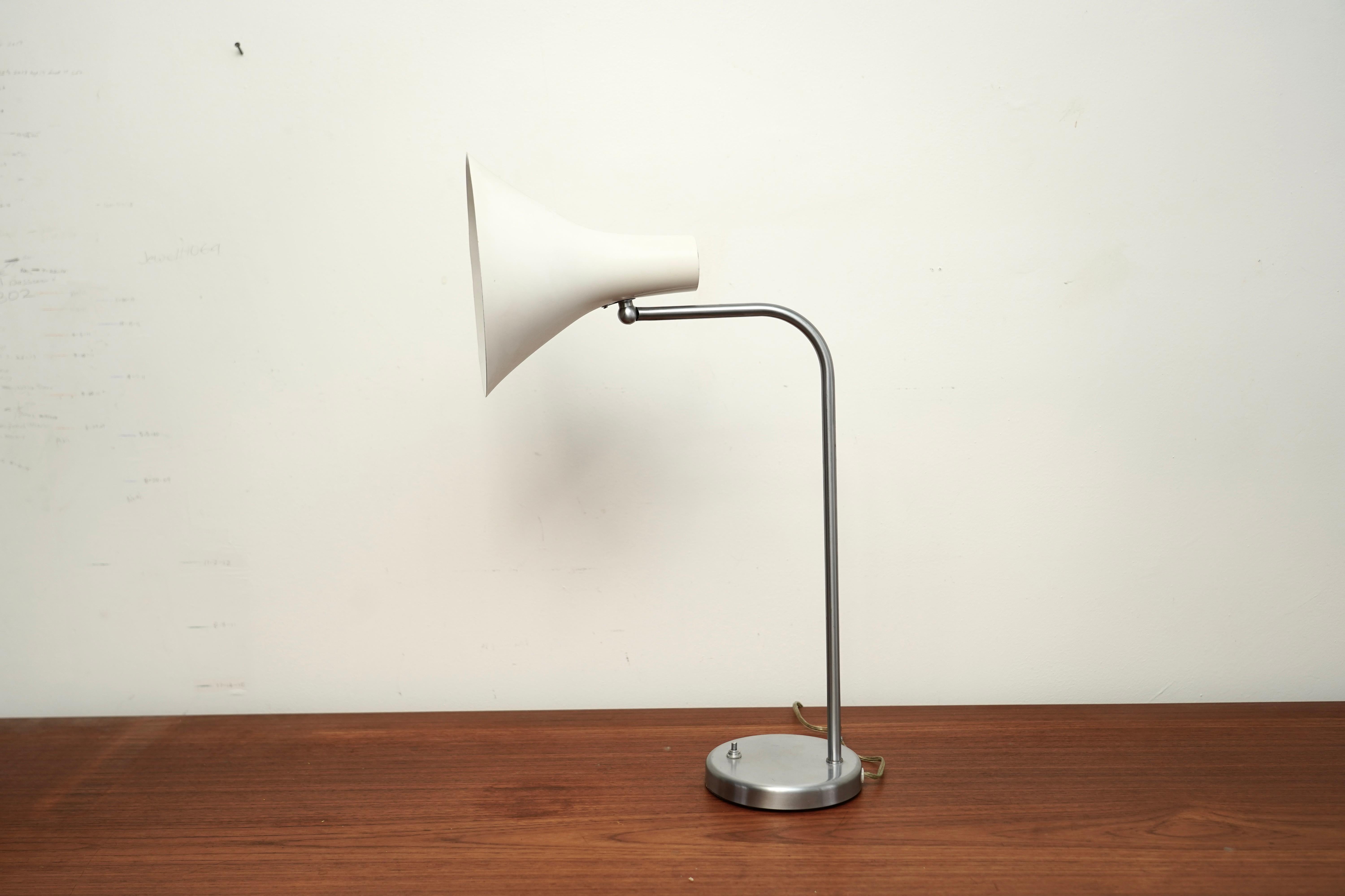White & Chrome 1950’s Mid Century Modern  Greta Von Nessen Pivoting Desk Lamp For Sale 6