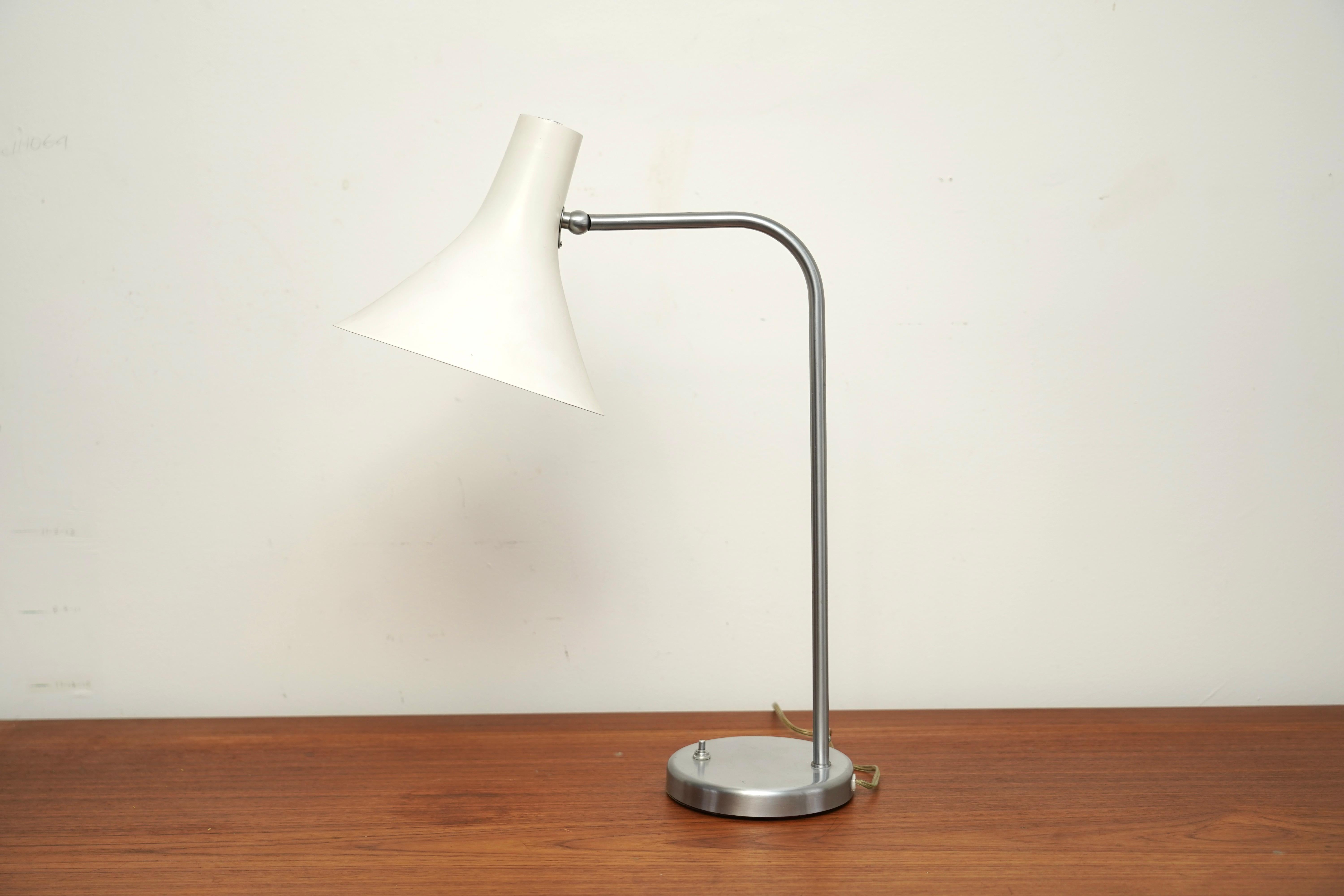 White & Chrome 1950’s Mid Century Modern  Greta Von Nessen Pivoting Desk Lamp For Sale 7