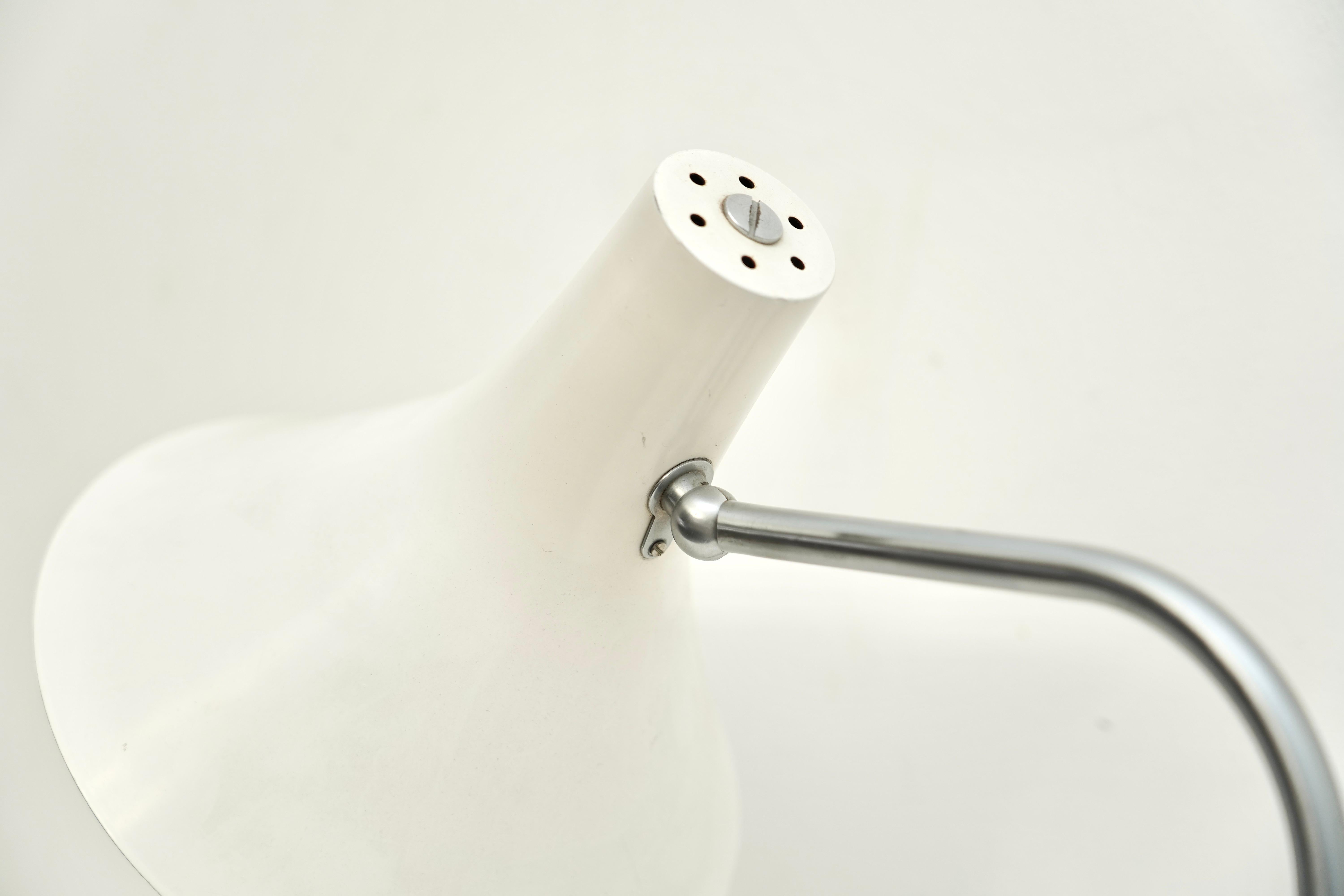 White & Chrome 1950’s Mid Century Modern  Greta Von Nessen Pivoting Desk Lamp In Good Condition For Sale In Las Vegas, NV