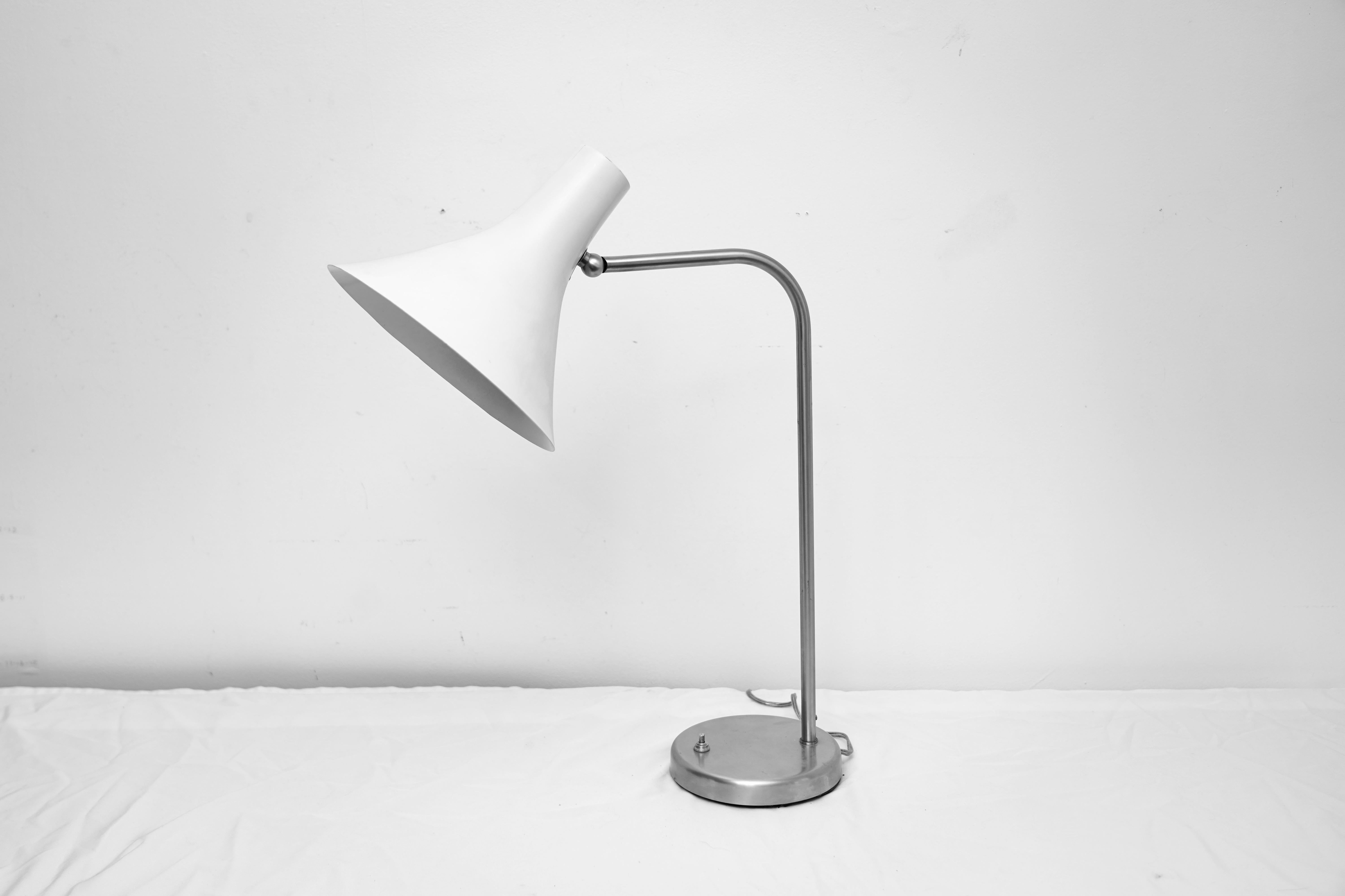 White & Chrome 1950’s Mid Century Modern  Greta Von Nessen Pivoting Desk Lamp For Sale 2