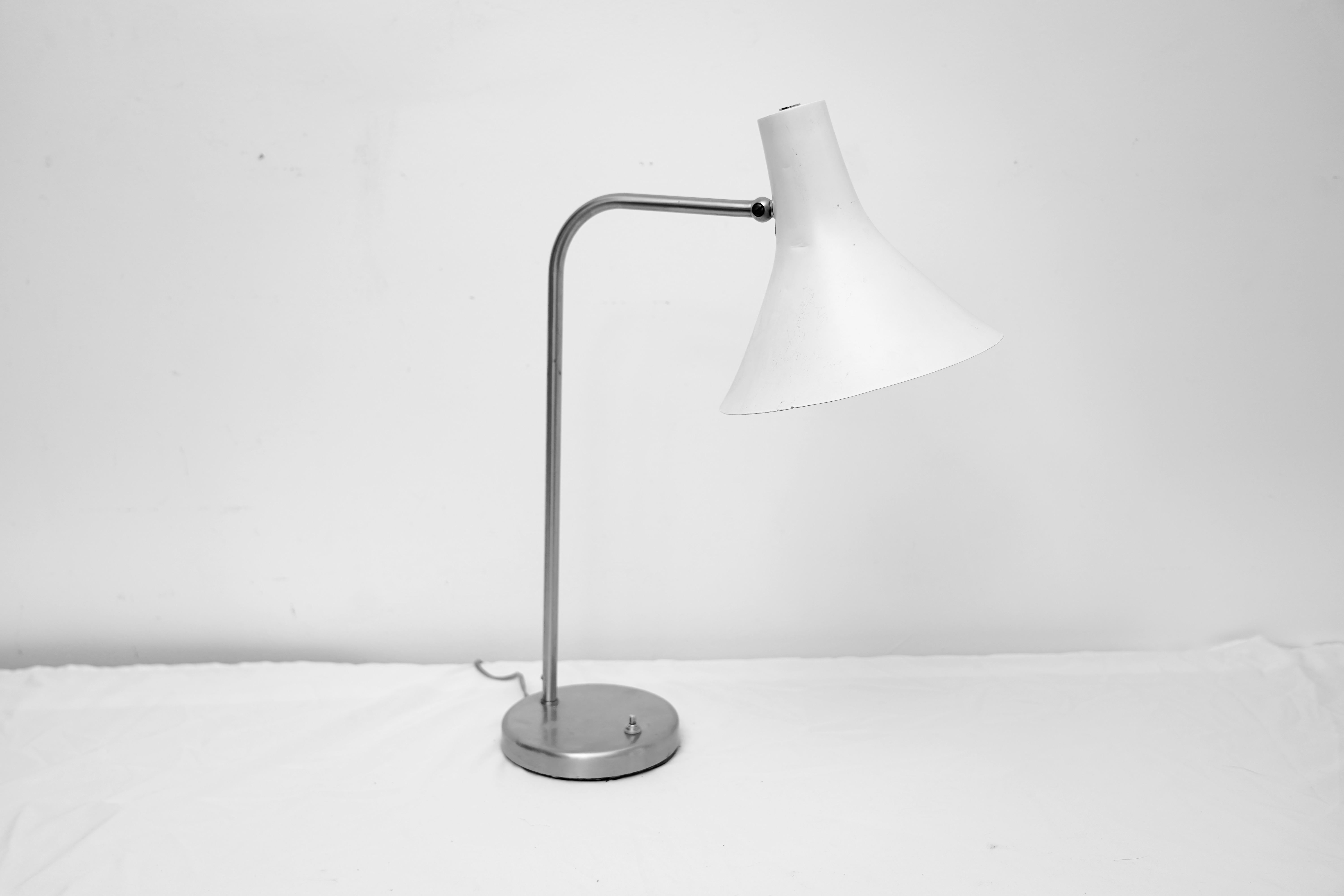 White & Chrome 1950’s Mid Century Modern  Greta Von Nessen Pivoting Desk Lamp For Sale 3
