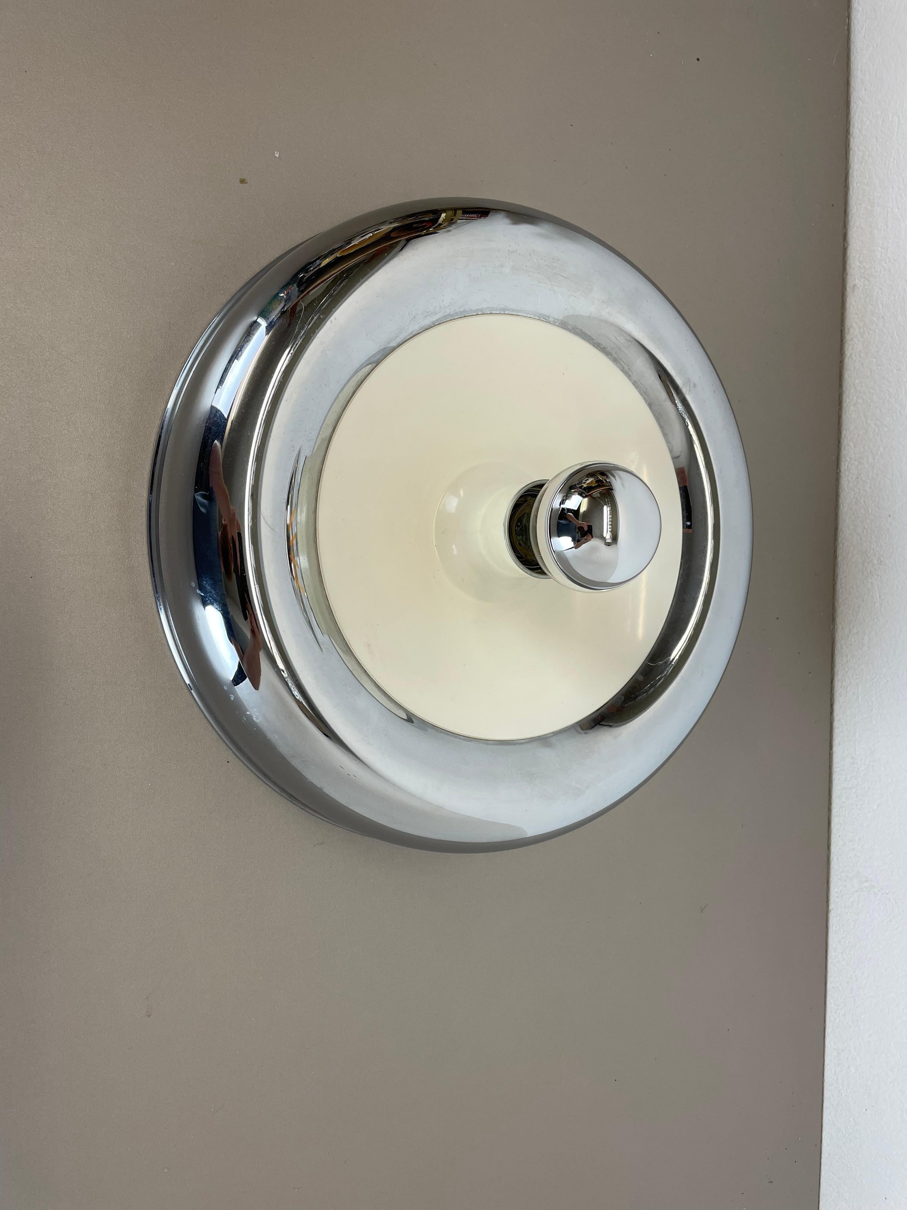 Article:

disc wall light sconce


Producer:

Sölken Leuchten



Origin:

Germany



Age:

1970s



Description:

Original 1970s modernist German wall light made of solid meta in chromed tone with a middle part on the front in white tone around the
