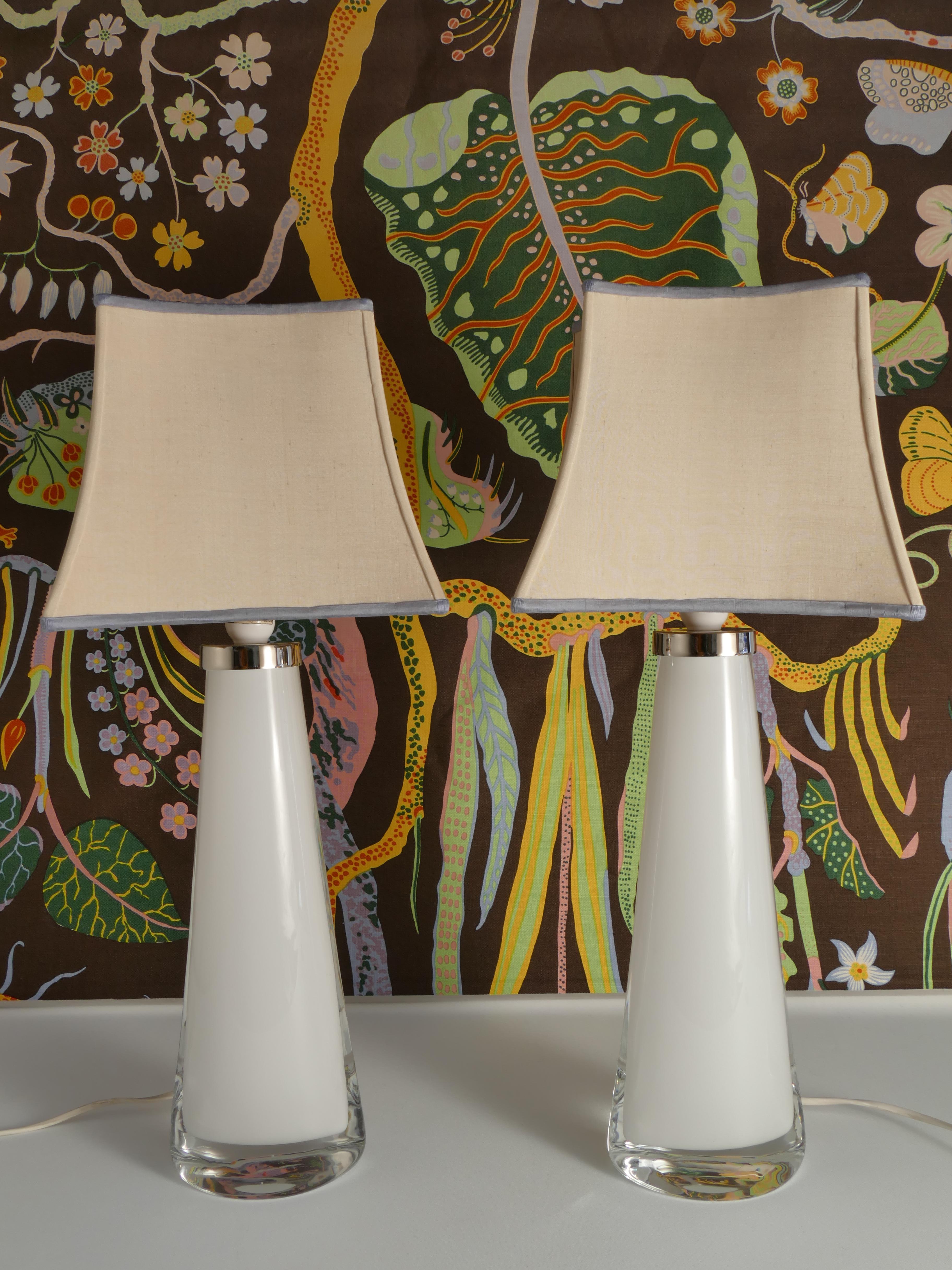 Dieses exquisite Paar Mid-Century Modern Tischlampen von Orrefors zeigt die zeitlose Eleganz des skandinavischen Designs. Die von Carl Fagerlund entworfenen und aus hochwertigem Kristallglas handgefertigten Lampen bestechen durch ihre Kombination