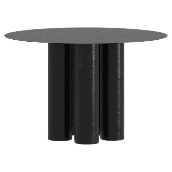 La console Chunky Dining Table explore la répétition et la séquence tout en fonctionnant comme une table de salle à manger convenant à la fois à l'intérieur et à l'extérieur. 
Fabriqué à la main en aluminium galvanisé et revêtu d'une finition