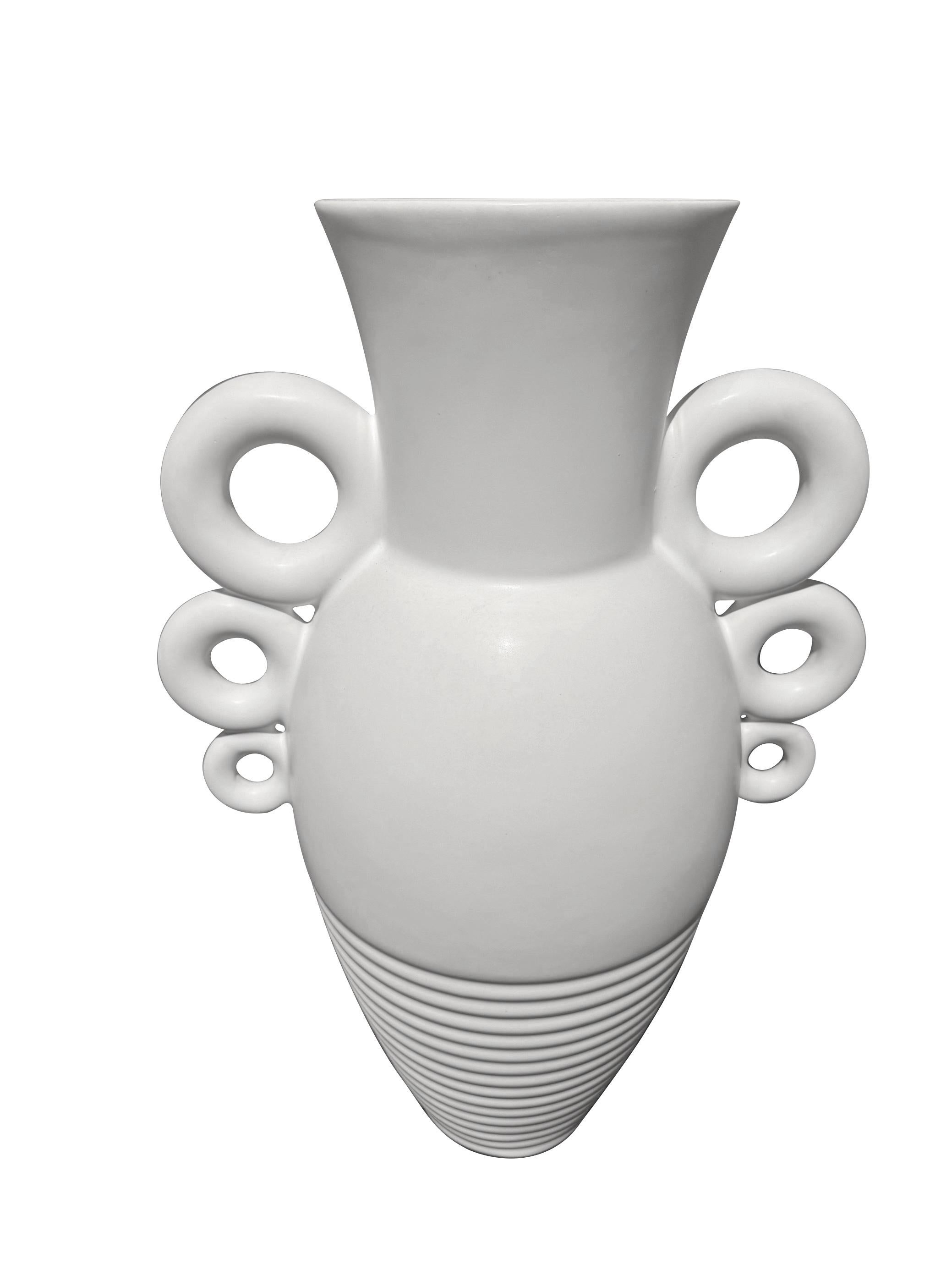 XXIe siècle et contemporain Vase décoratif en céramique à anses cerclées blanches, France, Contemporary en vente