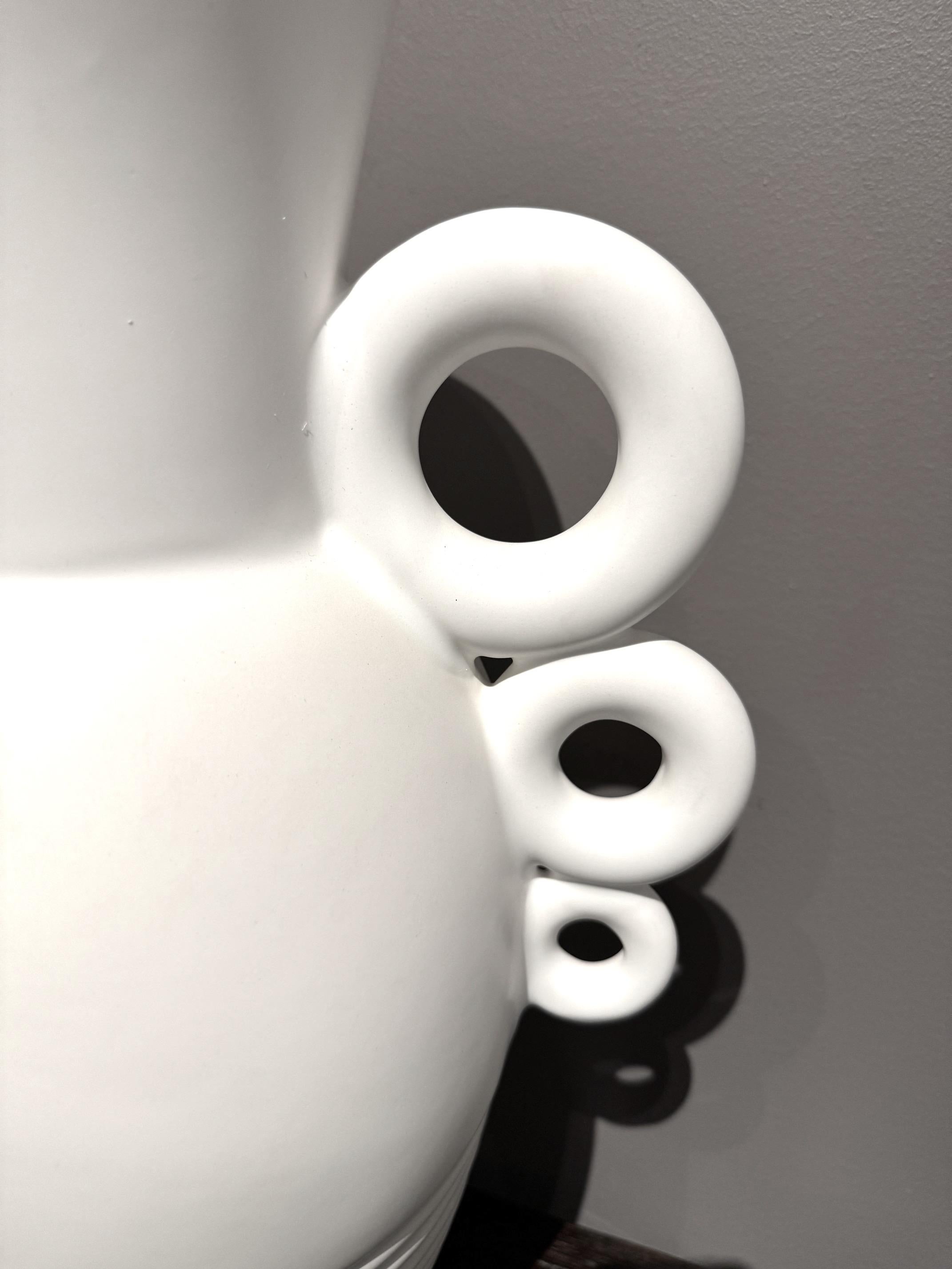 Céramique Vase décoratif en céramique à anses cerclées blanches, France, Contemporary en vente