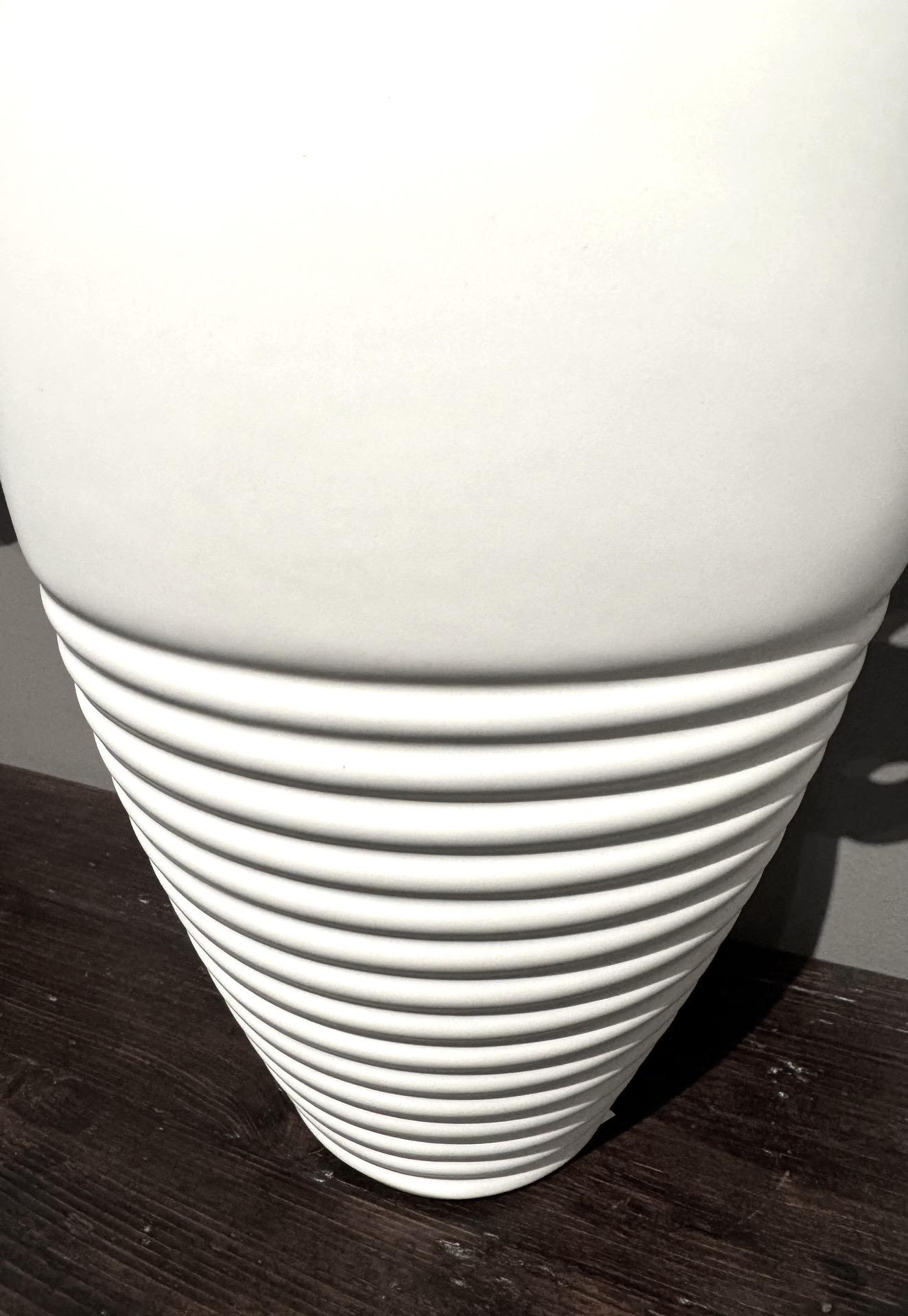 Vase décoratif en céramique à anses cerclées blanches, France, Contemporary en vente 1