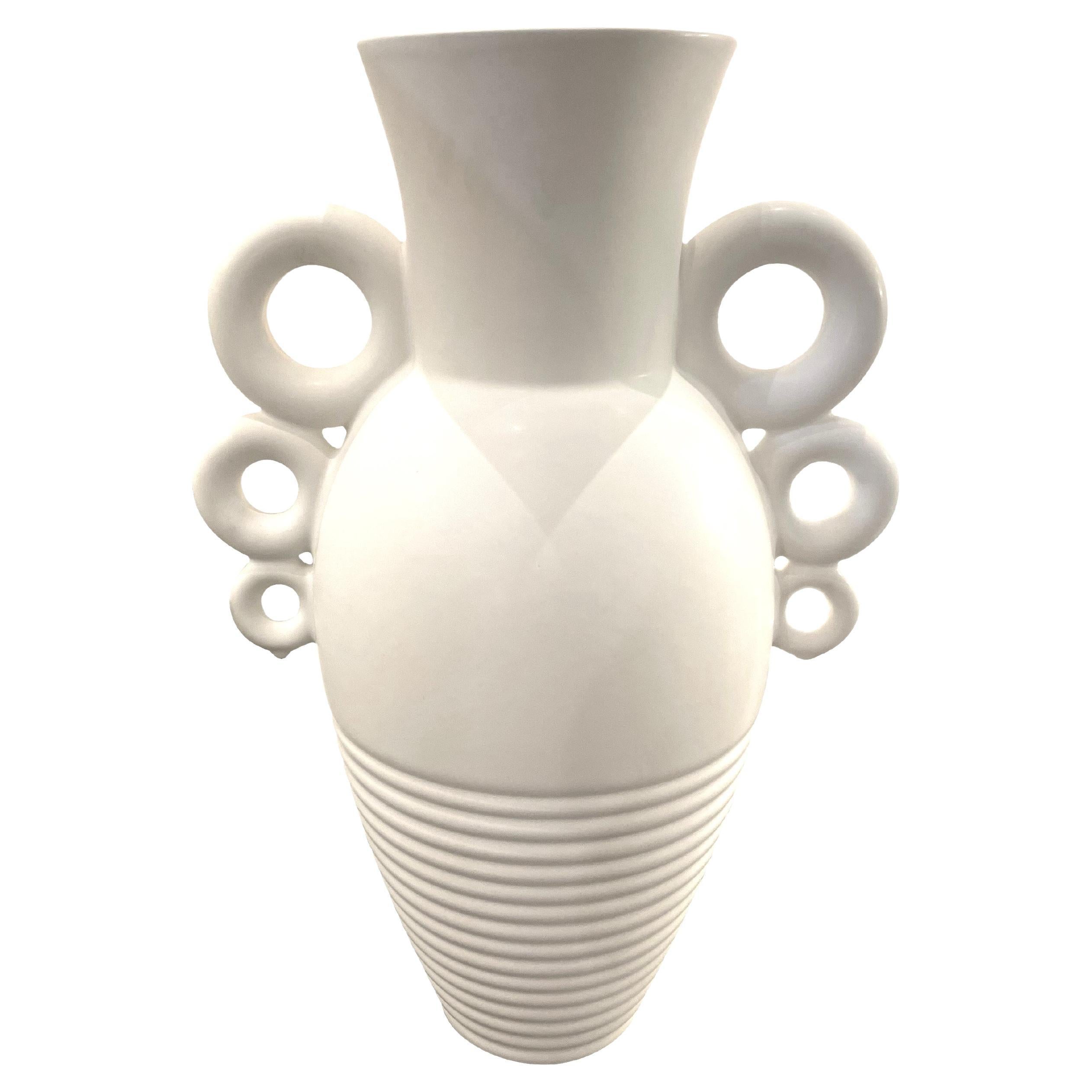 Français Vase décoratif en céramique à anses cerclées blanches, France, Contemporary en vente