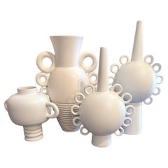 Vaso decorativo in ceramica con manici cerchiati di colore bianco, Francia, Contemporary