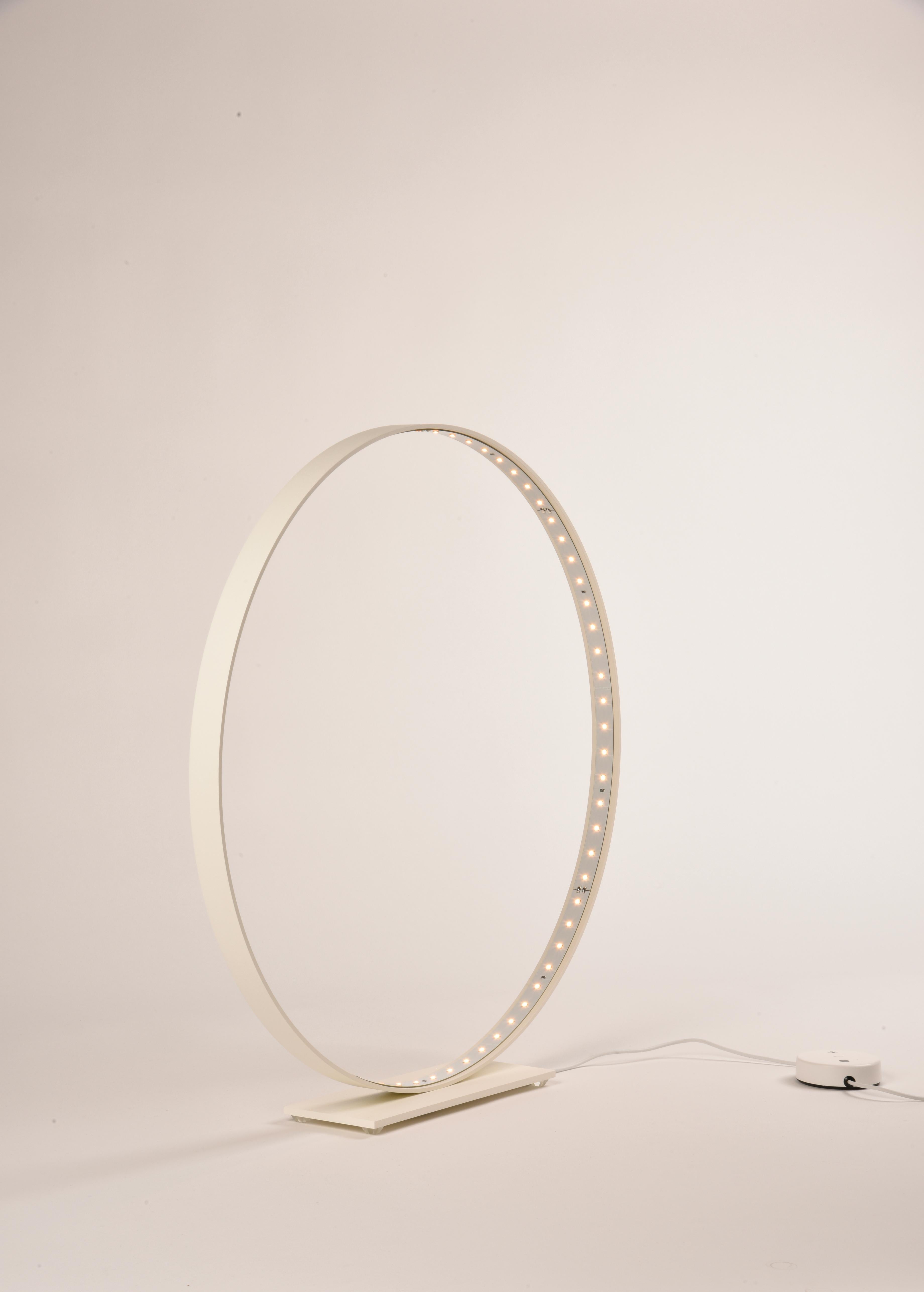 Lampe à poser Classic xs de Whiting par Le Deun Luminaires
Dimensions : L 46 x D 8 x H 47 cm
MATERIAL : Acier peint à l'époxy.

Il s'agit d'une entreprise française créée en 1997, spécialisée dans la conception et la fabrication d'éclairages à