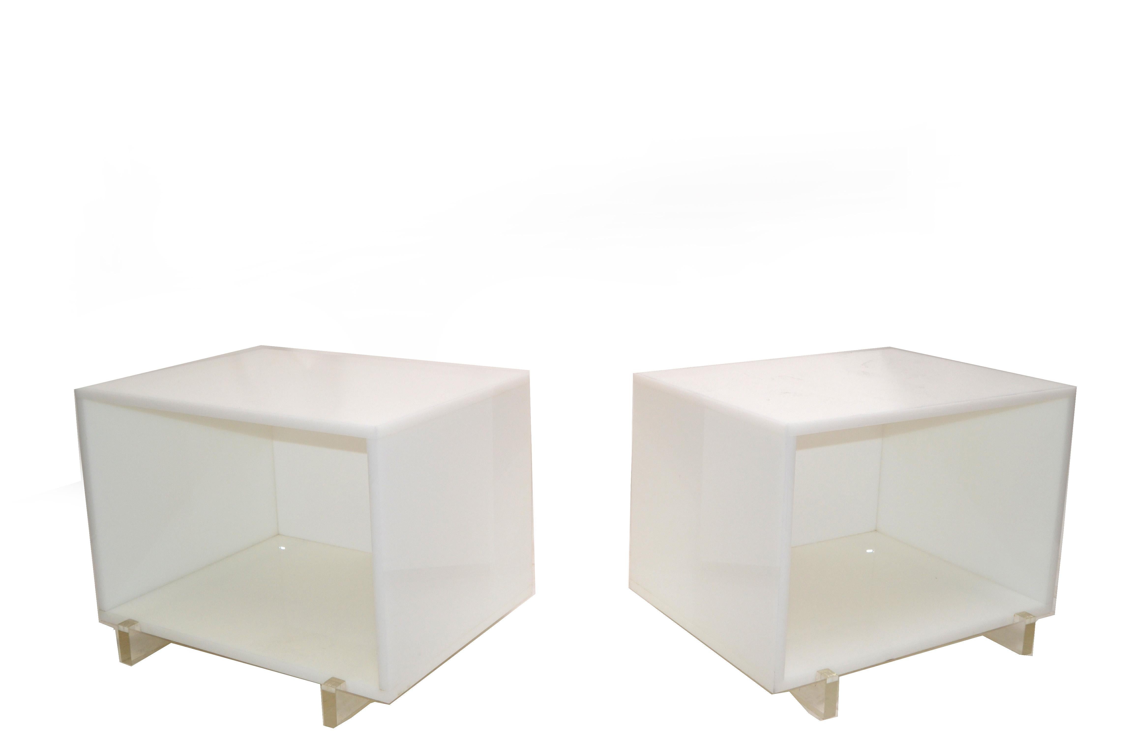 Pair of Mid-Century Modern side tables in white & clear Lucite, made in America in the 1980.
Great also for your bedroom as night stands or bedside tables.
Decoration not included.