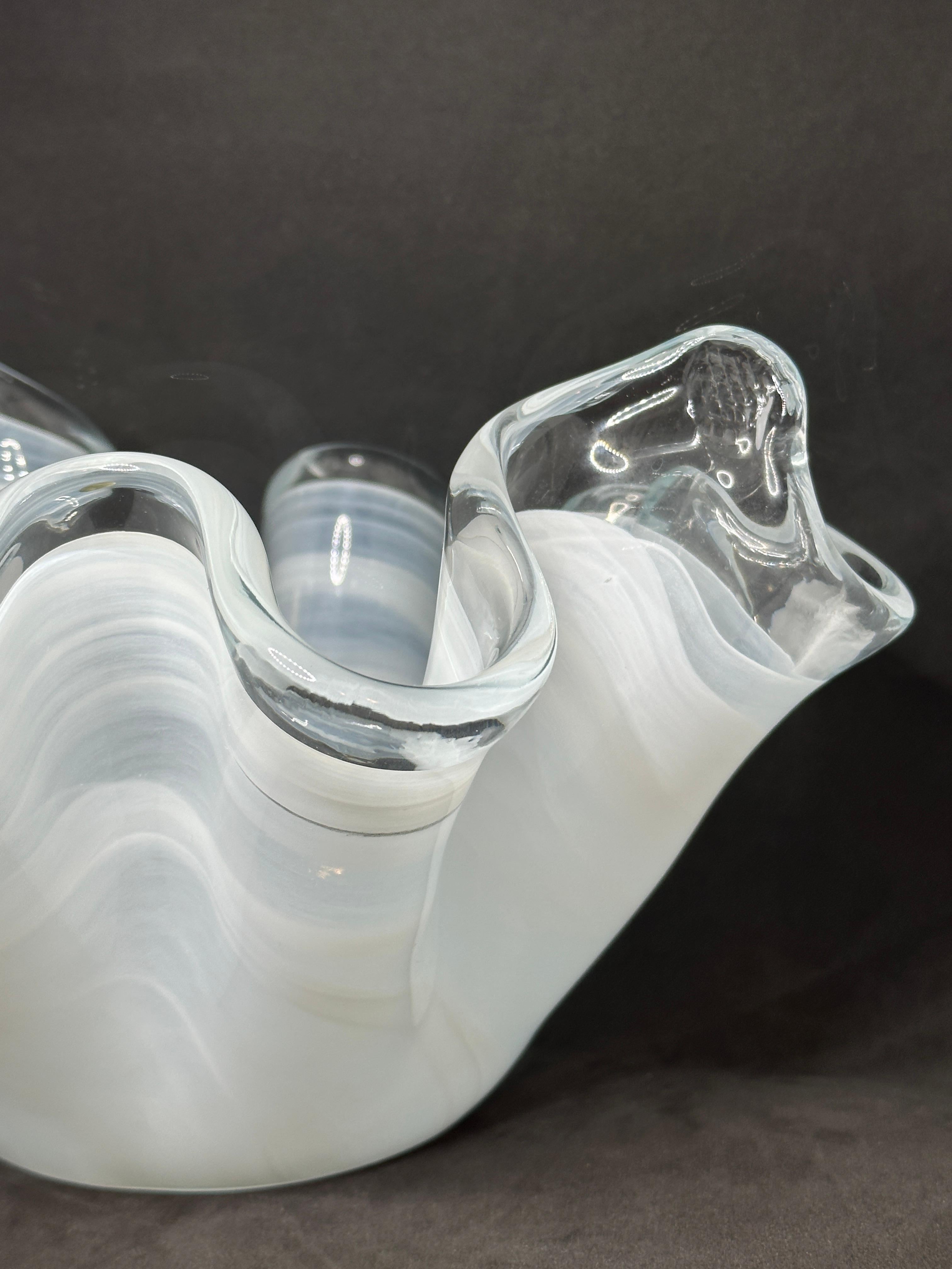Fatto a mano Ciotola per fazzoletti grande in vetro artistico di Murano bianco e trasparente, moderna, anni '80 in vendita