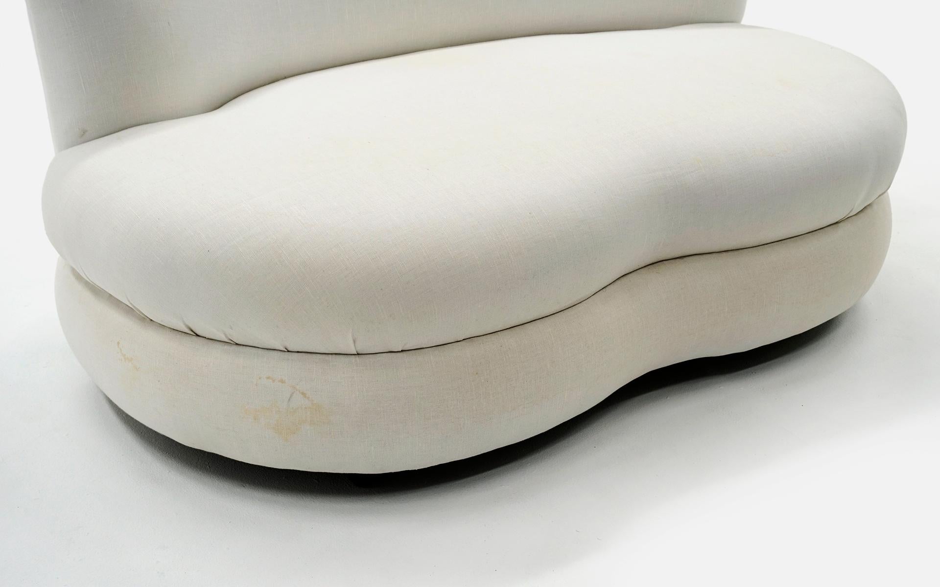White Cloud Shaped Love Seat / Settee / 1980s, Priced for Reupholstery In Good Condition In Kansas City, MO
