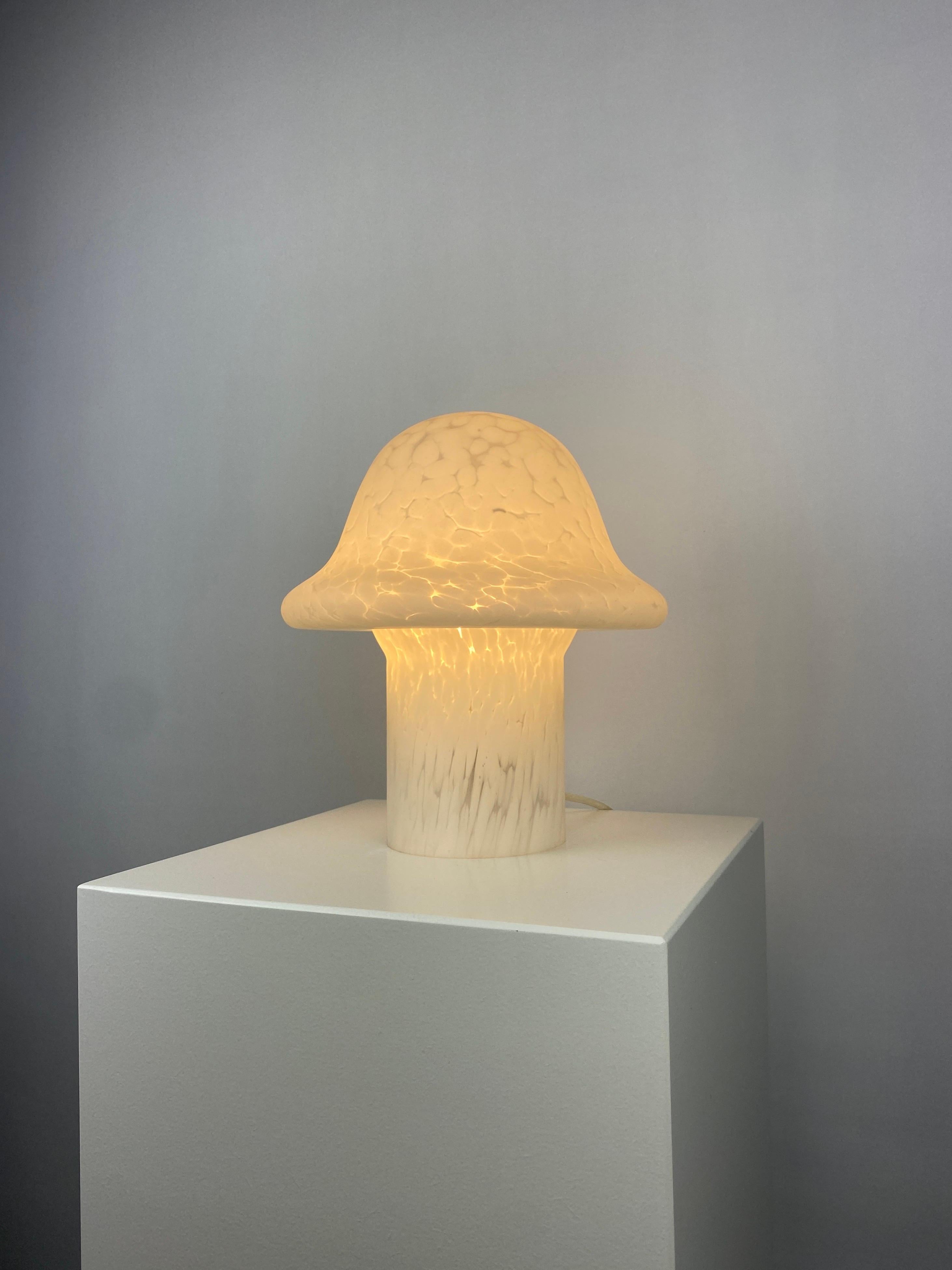 White cloudy glass Peill and Putzler mushroom table lamp 1970 In Excellent Condition For Sale In TERHEIJDEN, NB