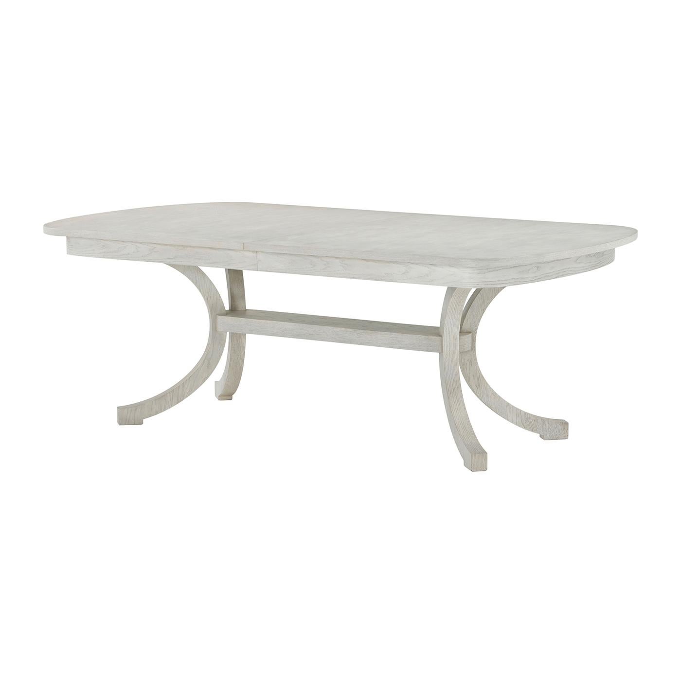 Apportez une élégance raffinée aux espaces de repas avec ses lignes gracieuses et son artisanat exquis. Fabriquée à partir de chêne fin et finie en blanc Douvres, cette table à rallonge offre un clin d'œil sophistiqué au design du 19ème siècle tout