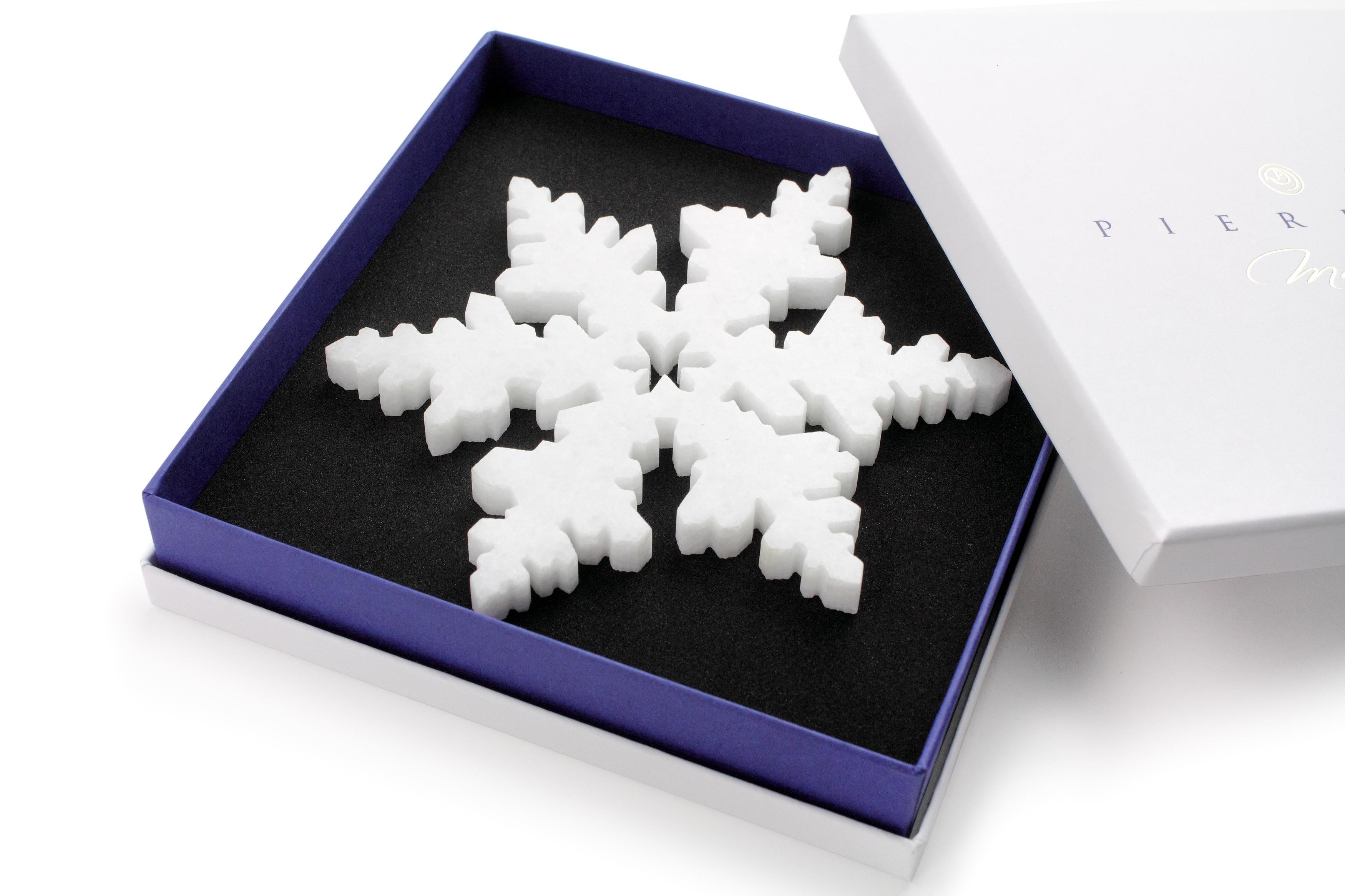 This 'Winter wonderland Snowflake' coaster in White Marble, inspired by ice crystals, are the perfect tasteful gift for the winter and Christmas period.
Coaster in polished absolute crystalline white marble from Italy.
Thanks to their shape and size