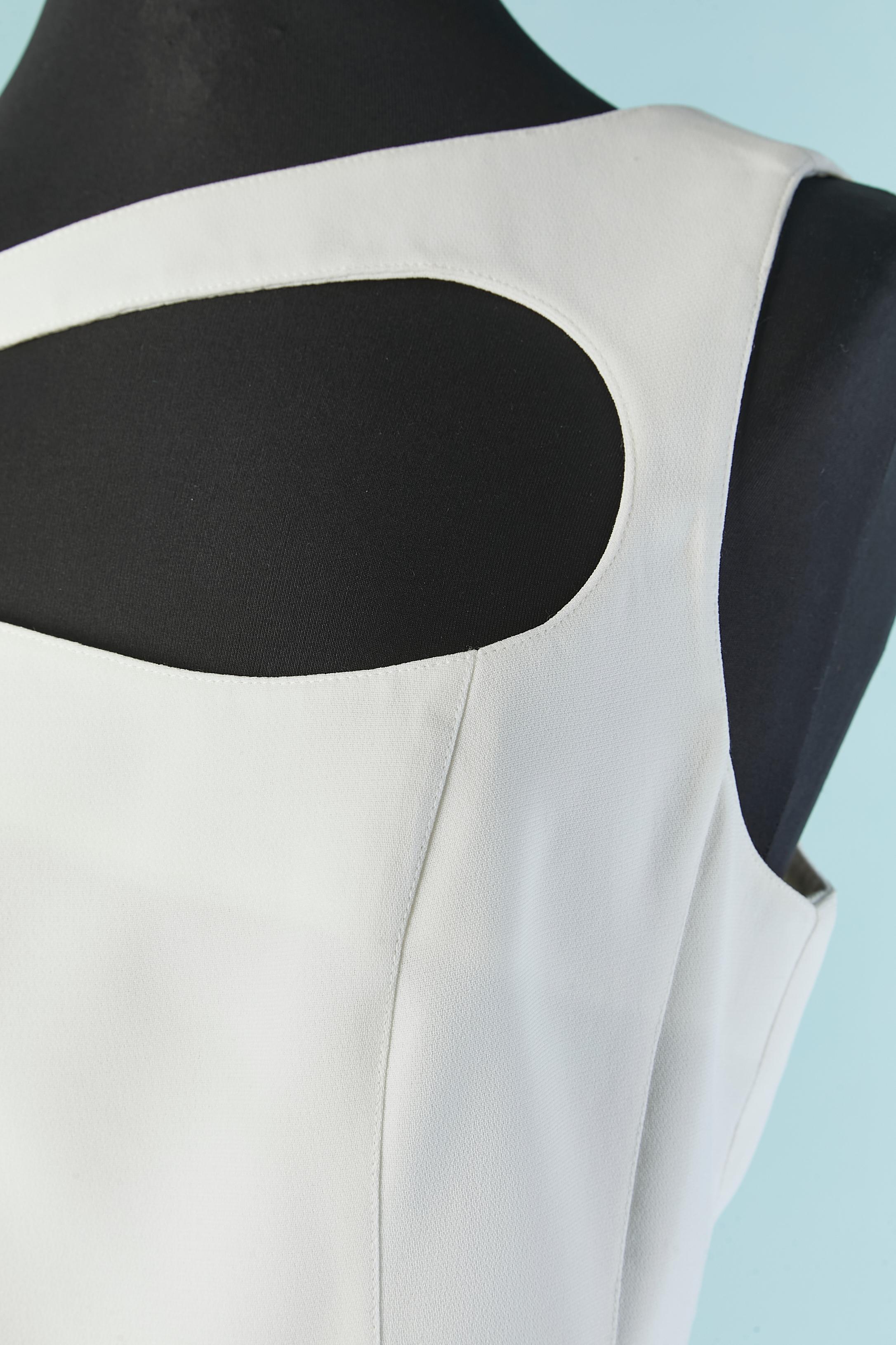 White cocktail dress with cut-work . Main fabric composition: 100% acetate. Lining: 100% polyester.
Zip and hook&eye closure on the middle back. Beads on the top right on the front.
SIZE 44 (Fr) L 