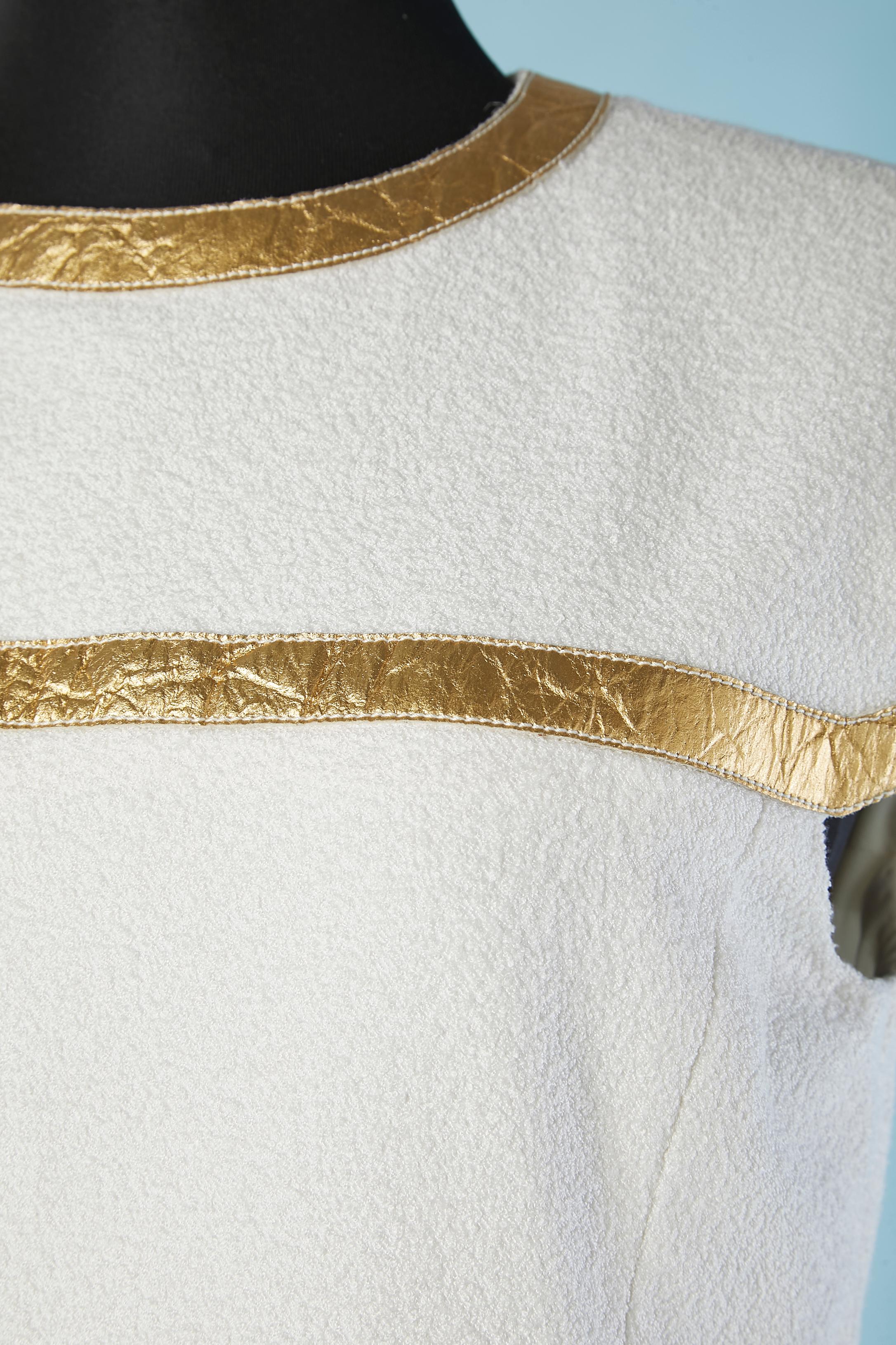 Robe de cocktail blanche avec application de ruban doré. Epaulettes et manches raglan. Enroulement sur la partie jupe. Boutons décoratifs en forme de scarabée de la marque. Composition du tissu : 50% soie, 32% coton, 16% polyamide, 2% élasthanne.
