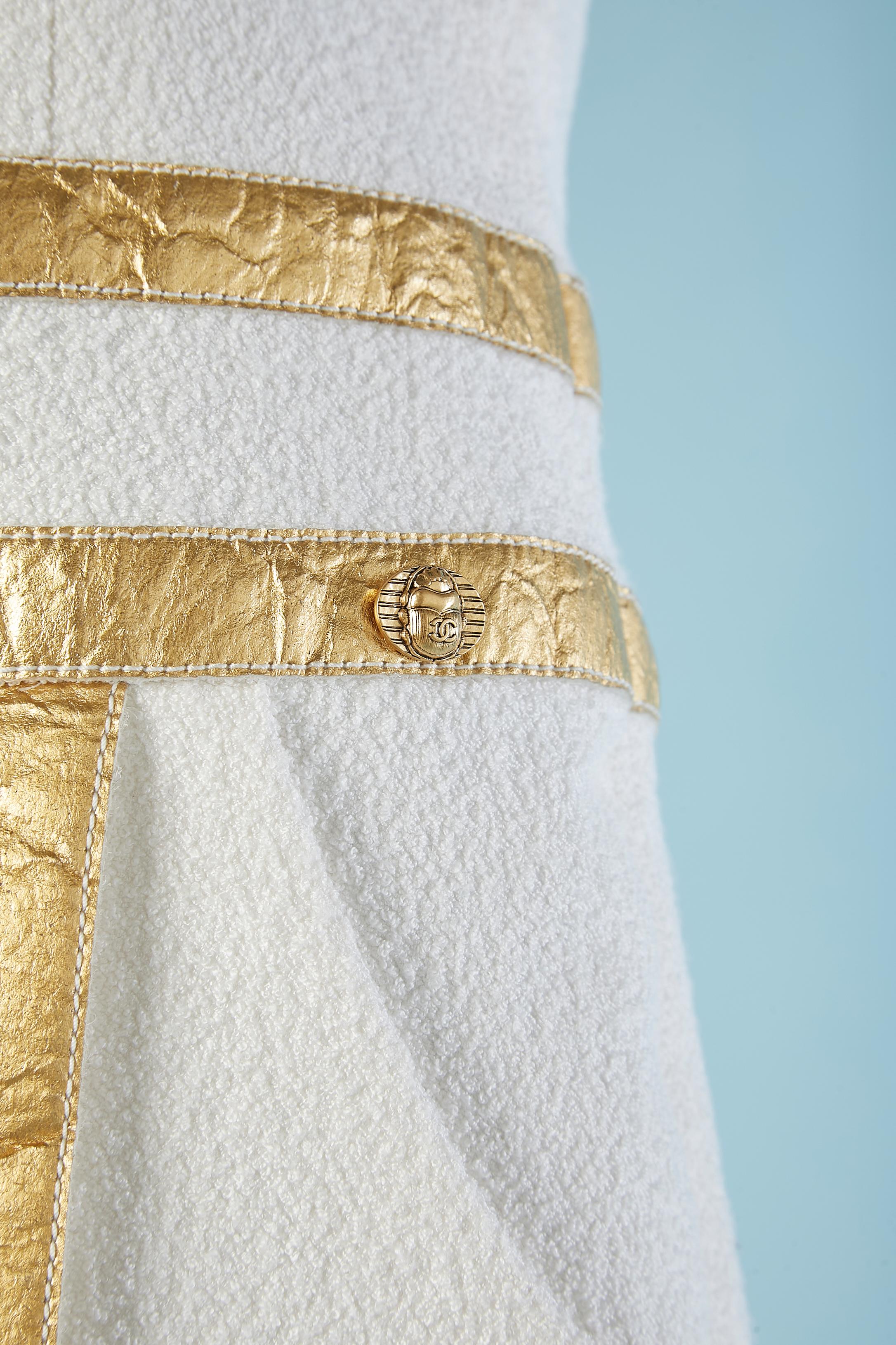 Robe de cocktail blanche avec application de ruban doré Chanel Métiers d''Art Egyptomania  Excellent état - En vente à Saint-Ouen-Sur-Seine, FR