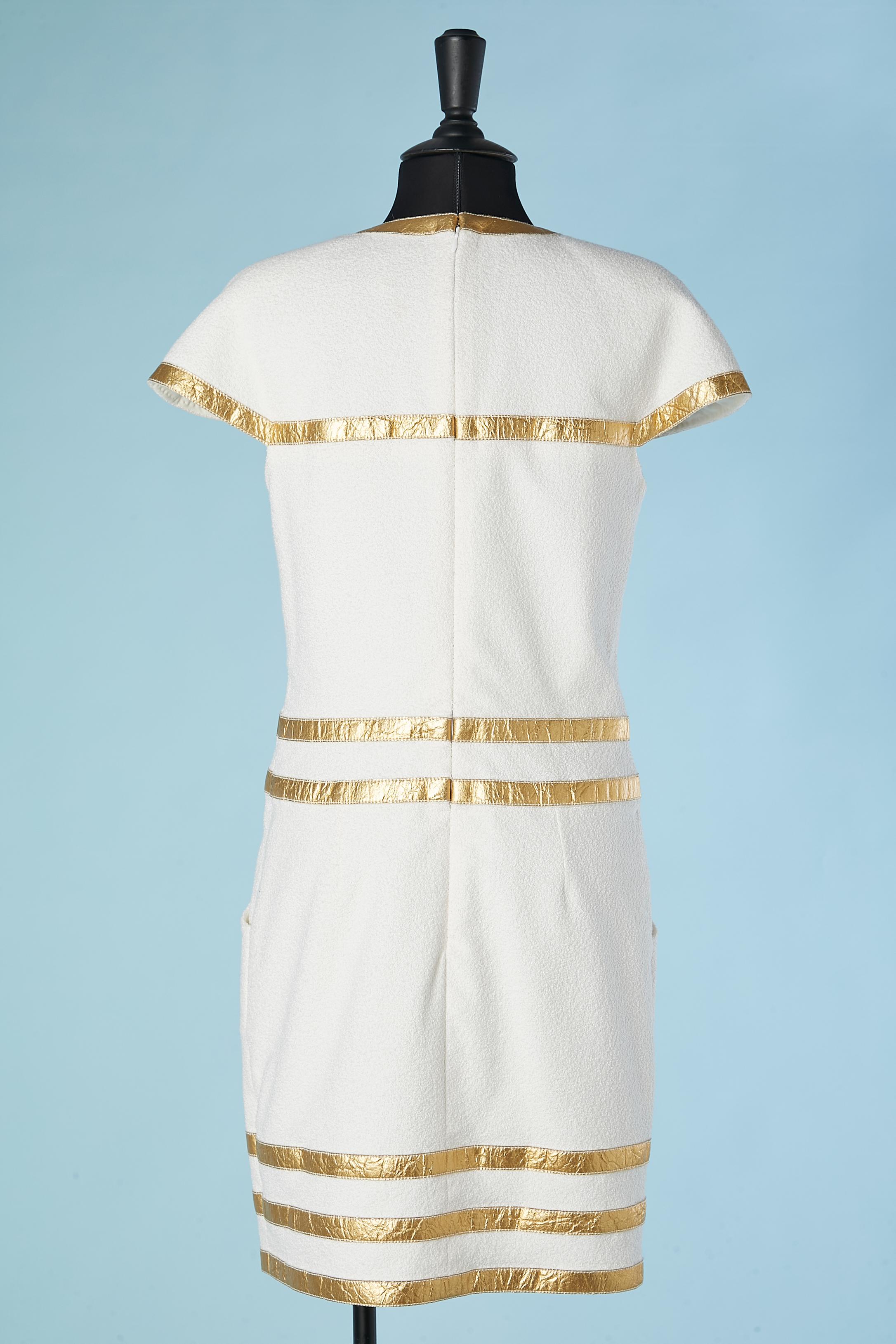 Robe de cocktail blanche avec application de ruban doré Chanel Métiers d''Art Egyptomania  en vente 1