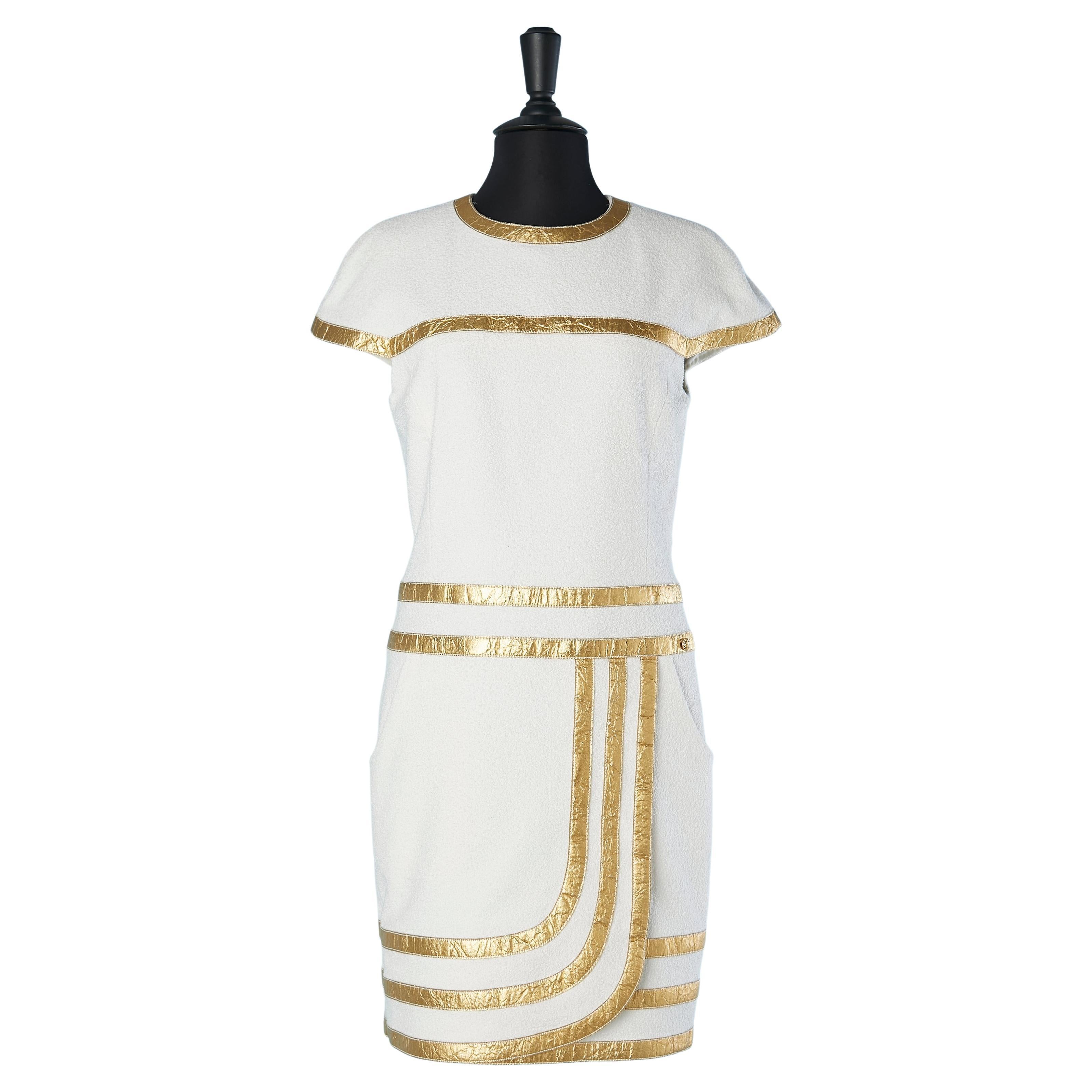 Robe de cocktail blanche avec application de ruban doré Chanel Métiers d''Art Egyptomania  en vente