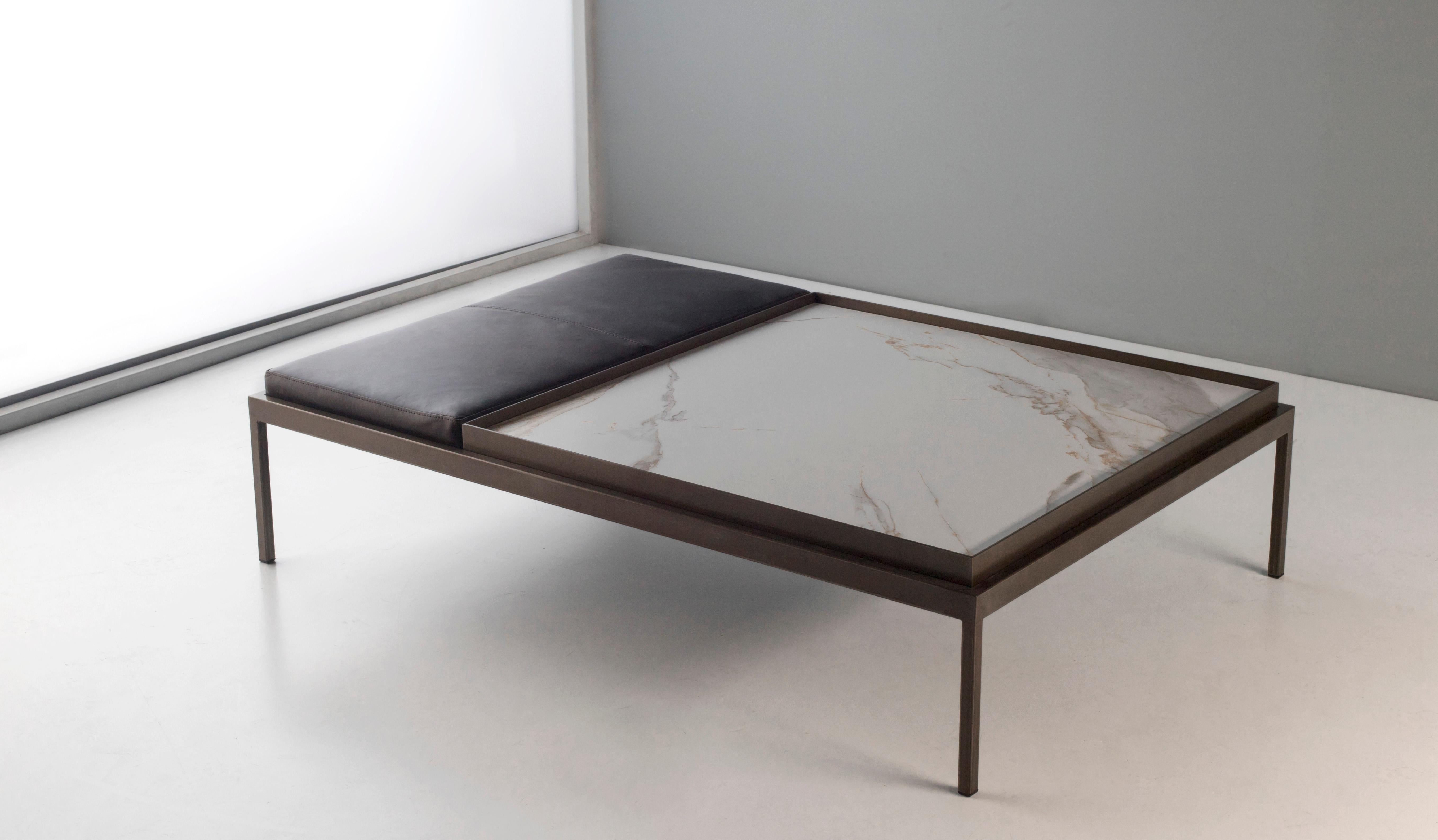 White Coffee Table by Doimo Brasil
Dimensions:  W 140 x D 95 x H 34 cm 
Materials: Base: Aged steel, Seat: Natural leather, Top: Ceramic.


With the intention of providing good taste and personality, Doimo deciphers trends and follows the evolution