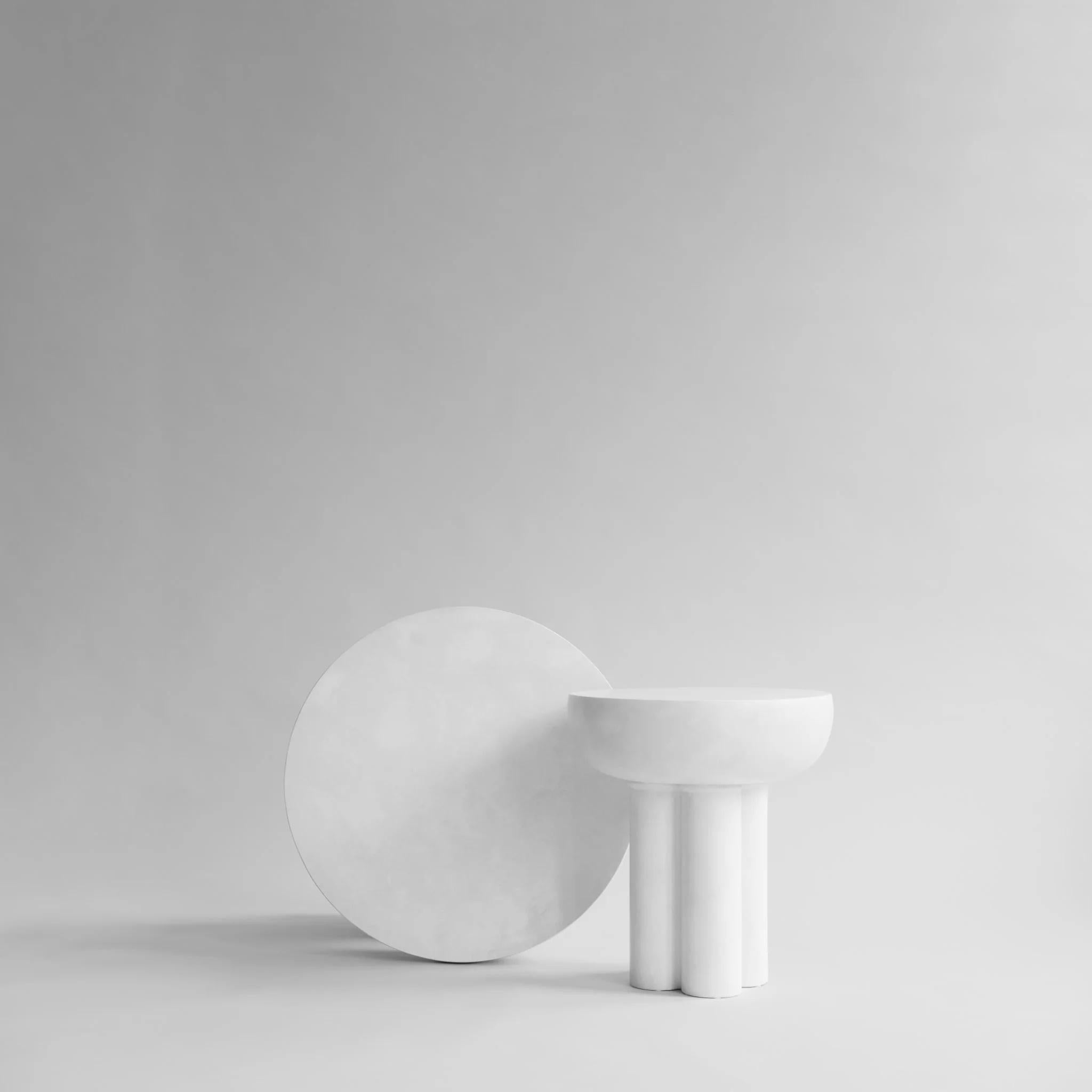 Table basse blanche, bout de canapé modèle Crown, table basse design en aluminium, travail contemporain.

La table basse Crown blanche est fabriquée en aluminium dans le style d'une sculpture contemporaine. 
La table est disponible en deux tailles