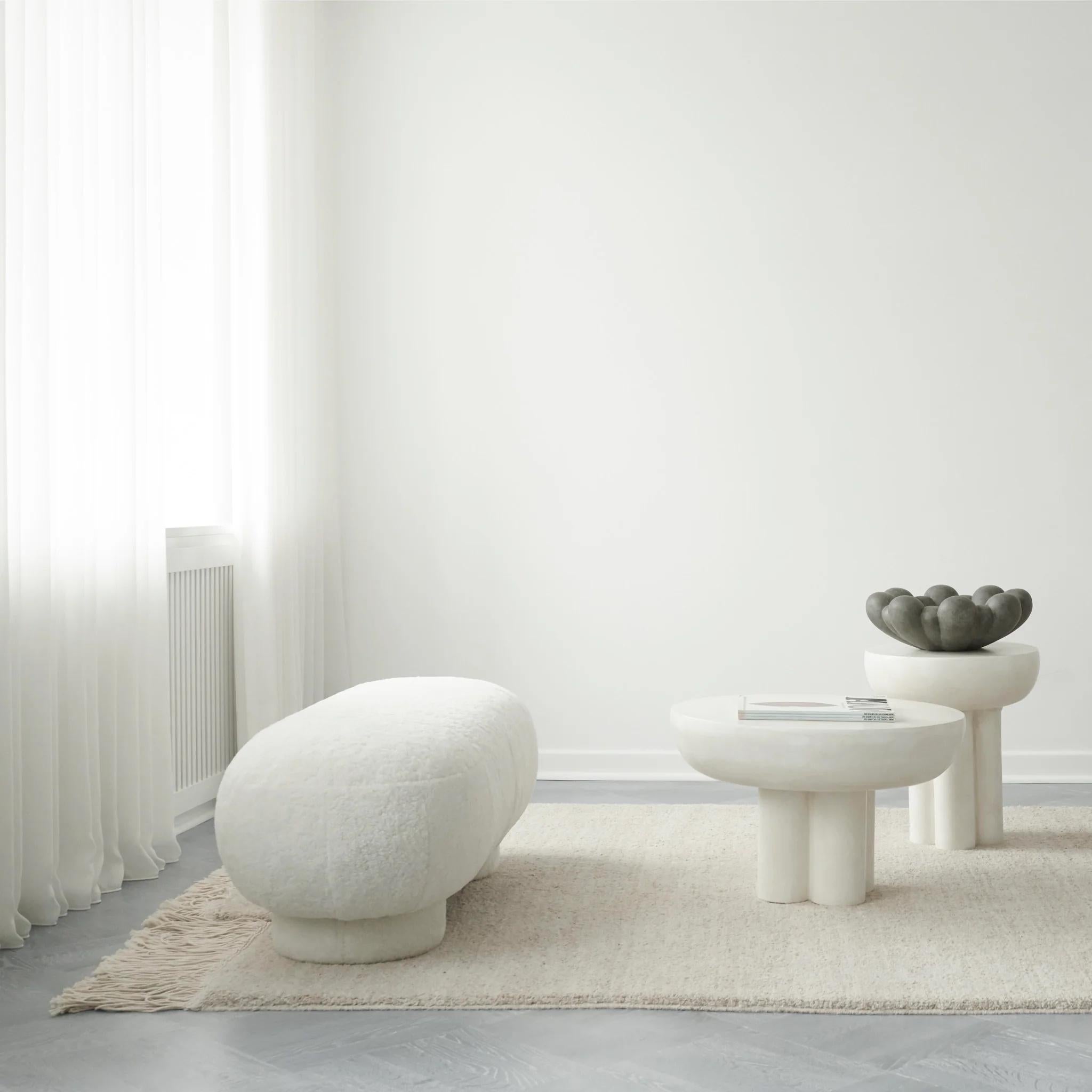 Français Table basse blanche, bout de canapé Modèle Crown, Table basse design en aluminium. en vente