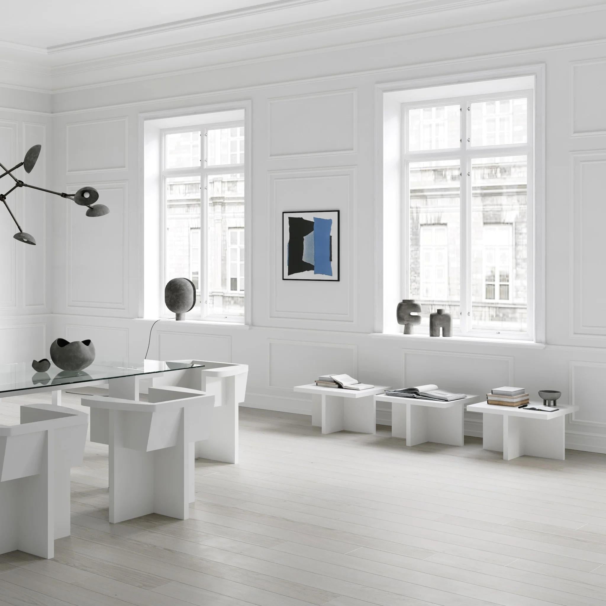Table basse blanche modèle Brutus, design d'une sculpture moderne en béton et fibres moulées, table basse aux lignes contemporaines.

Le modèle de table basse blanche Brutus est fabriqué en béton et en fibres moulées, à la manière d'une sculpture