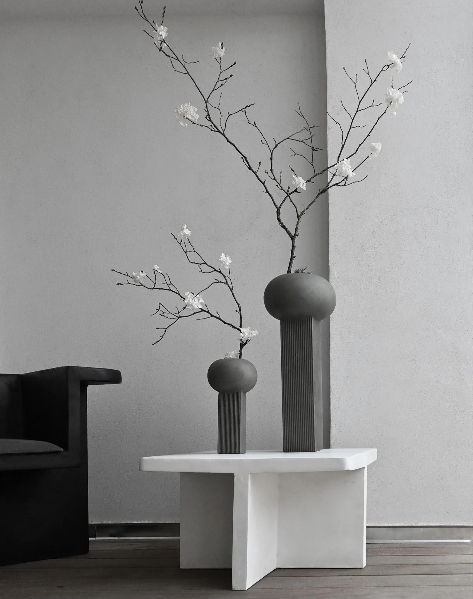 Brutalisme Modèle brutaliste de table basse blanche, conception d'une sculpture moderne en béton fibre. en vente