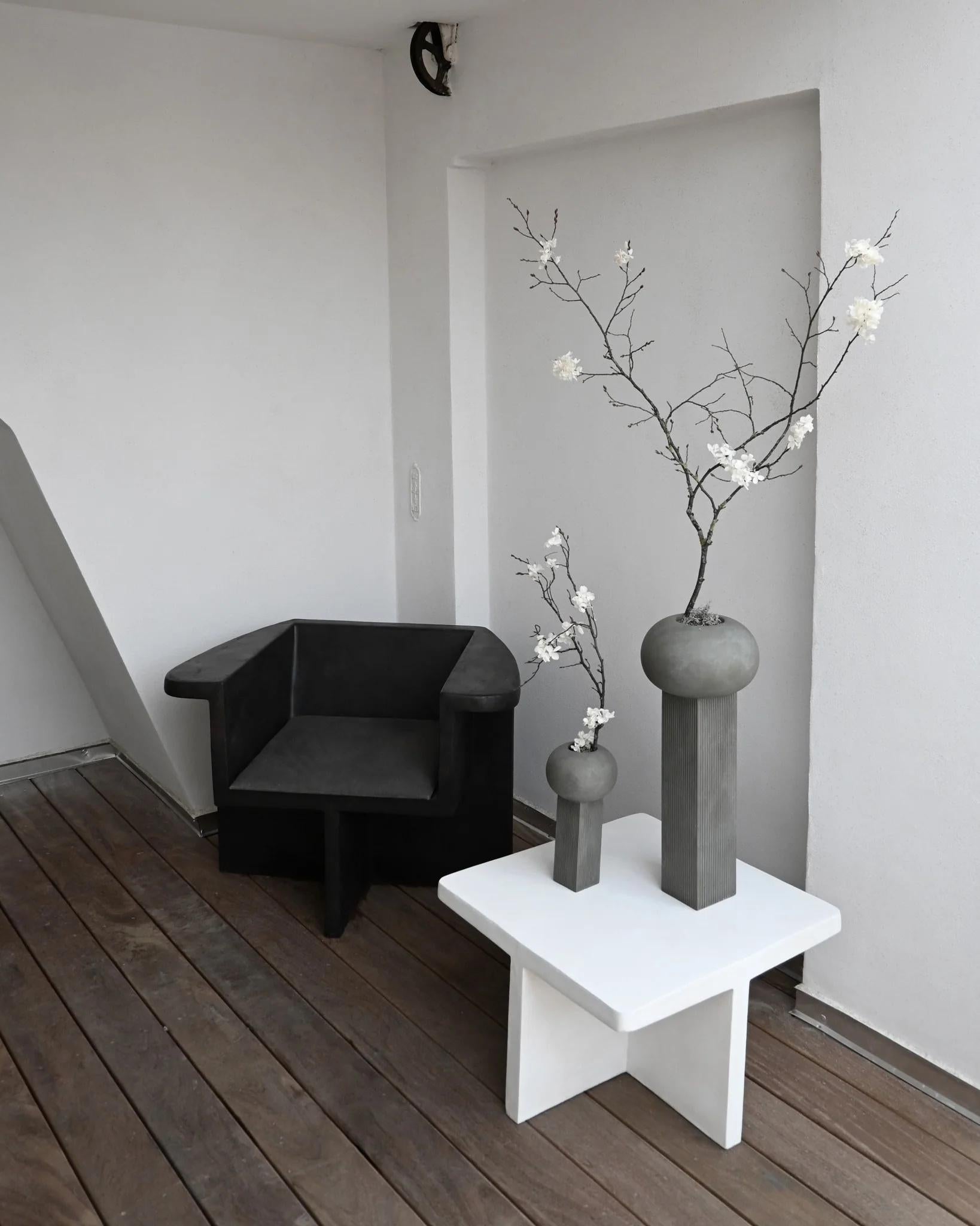 Modèle brutaliste de table basse blanche, conception d'une sculpture moderne en béton fibre. Neuf - En vente à Saint-Ouen, FR