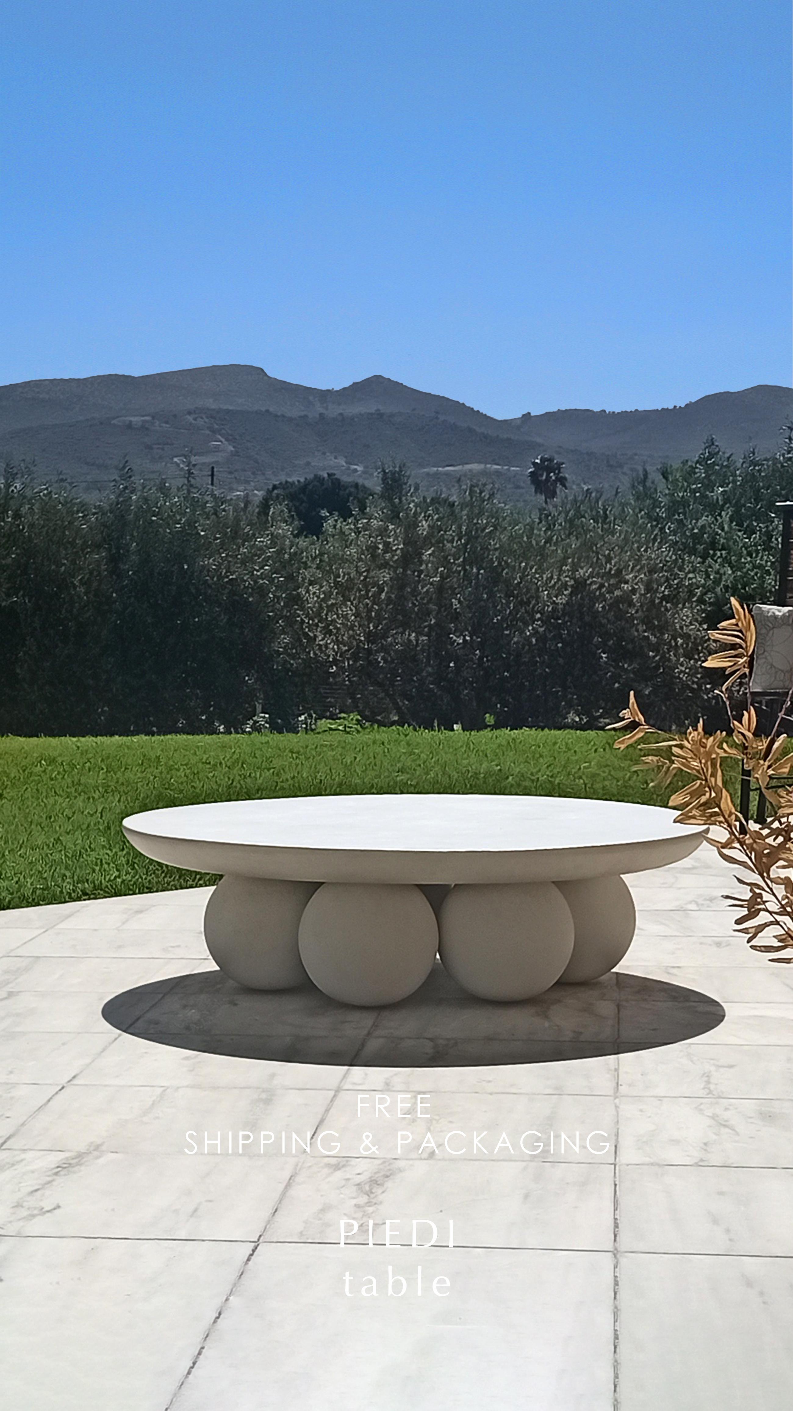 White Coffee Table Piedi Round Organic Modern Cast Stone by Alentes Atelier For Sale 1