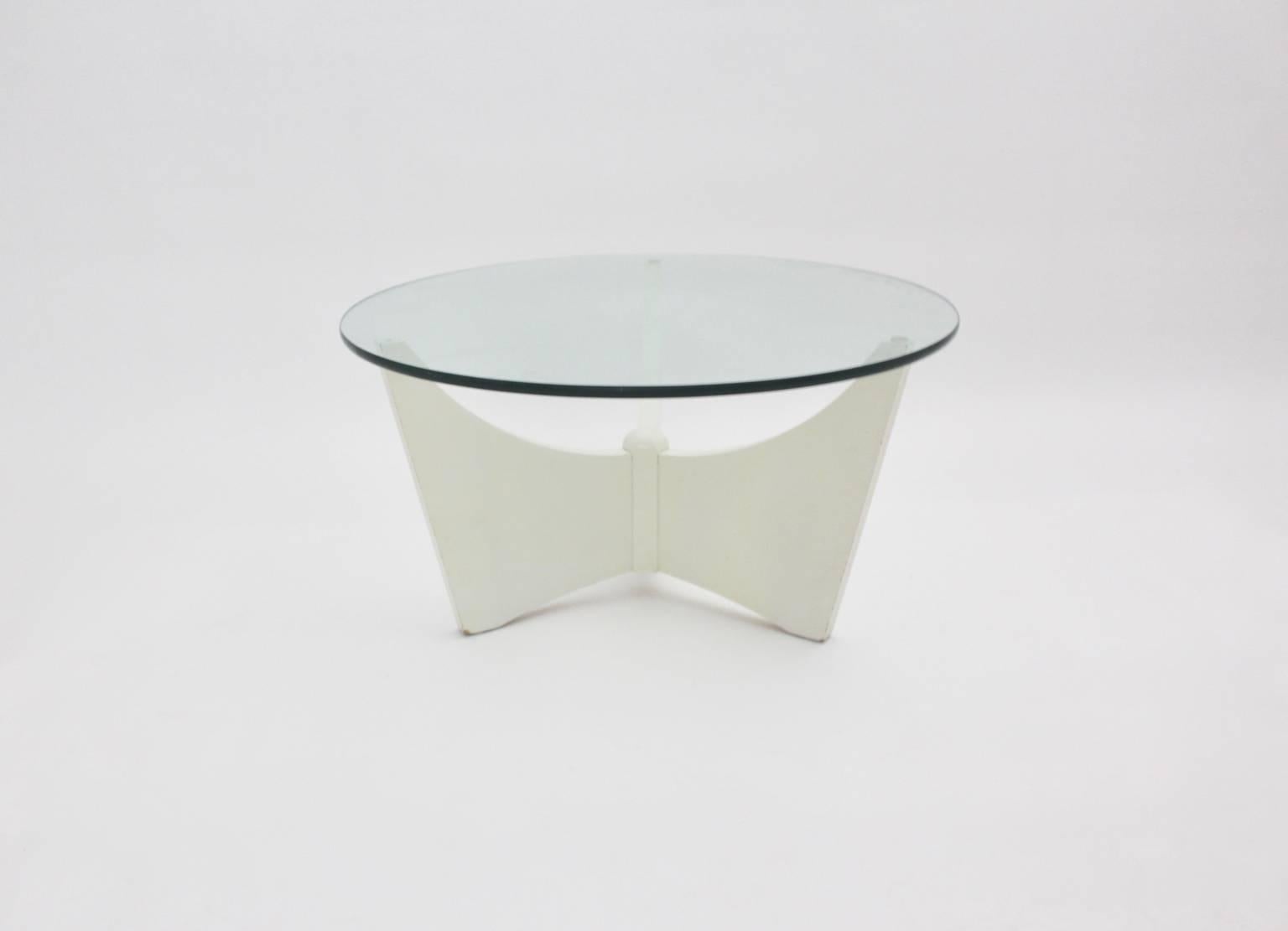 Laqué Table basse vintage White/Space Vintage avec plateau en verre, circa 1970 en vente