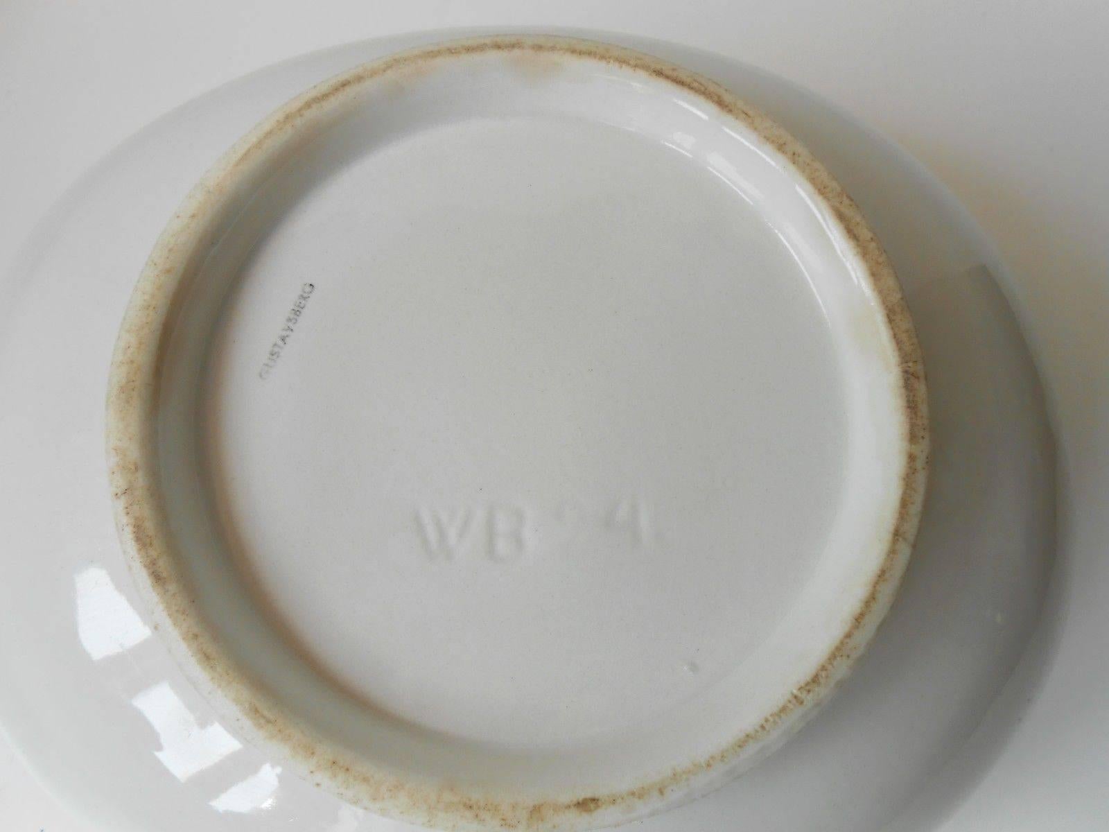White Collapsed Ceramic Dish by Wilhelm Kåge for Gustavsberg, Sweden, 1930s In Good Condition For Sale In Esbjerg, DK