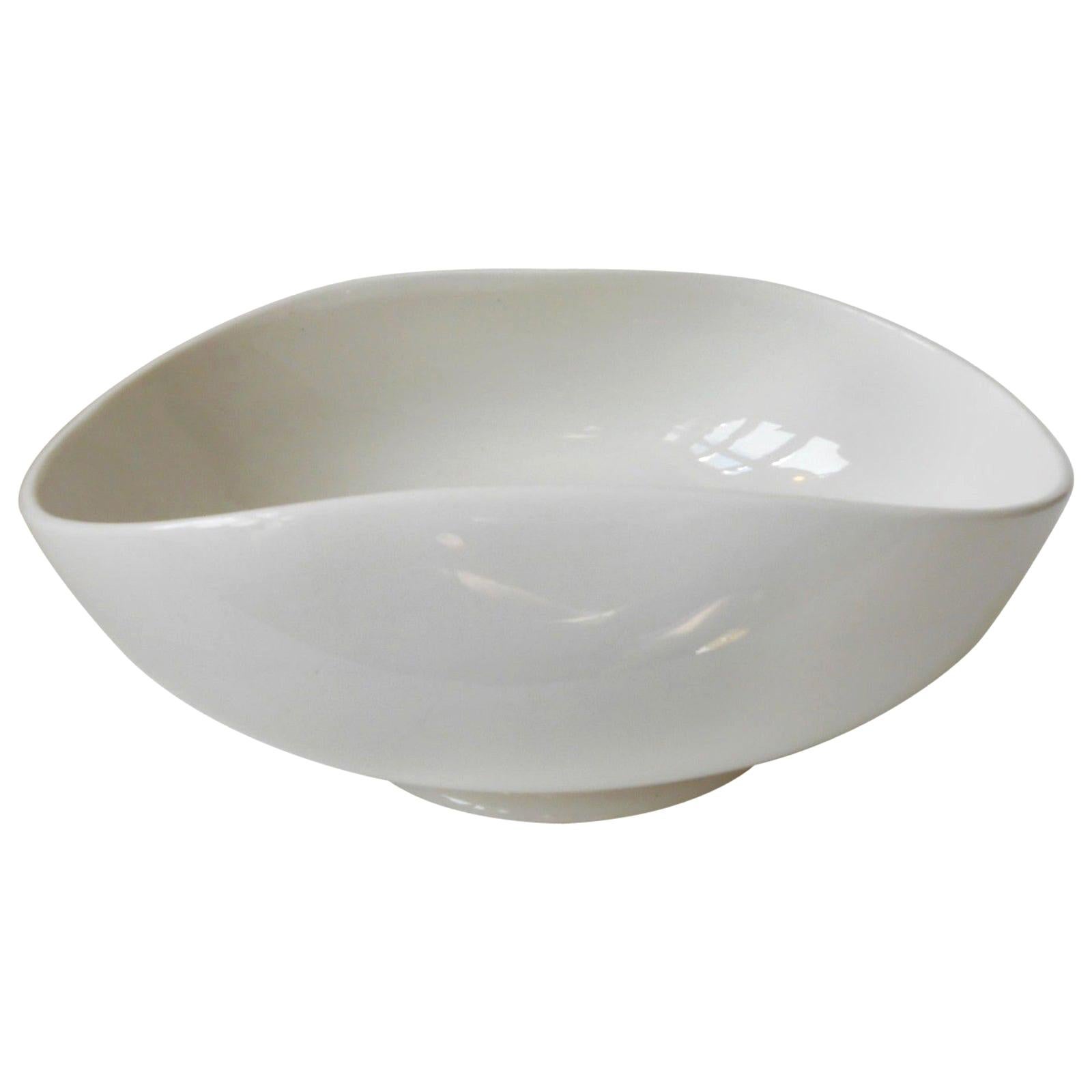 White Collapsed Ceramic Dish by Wilhelm Kåge for Gustavsberg, Sweden, 1930s For Sale