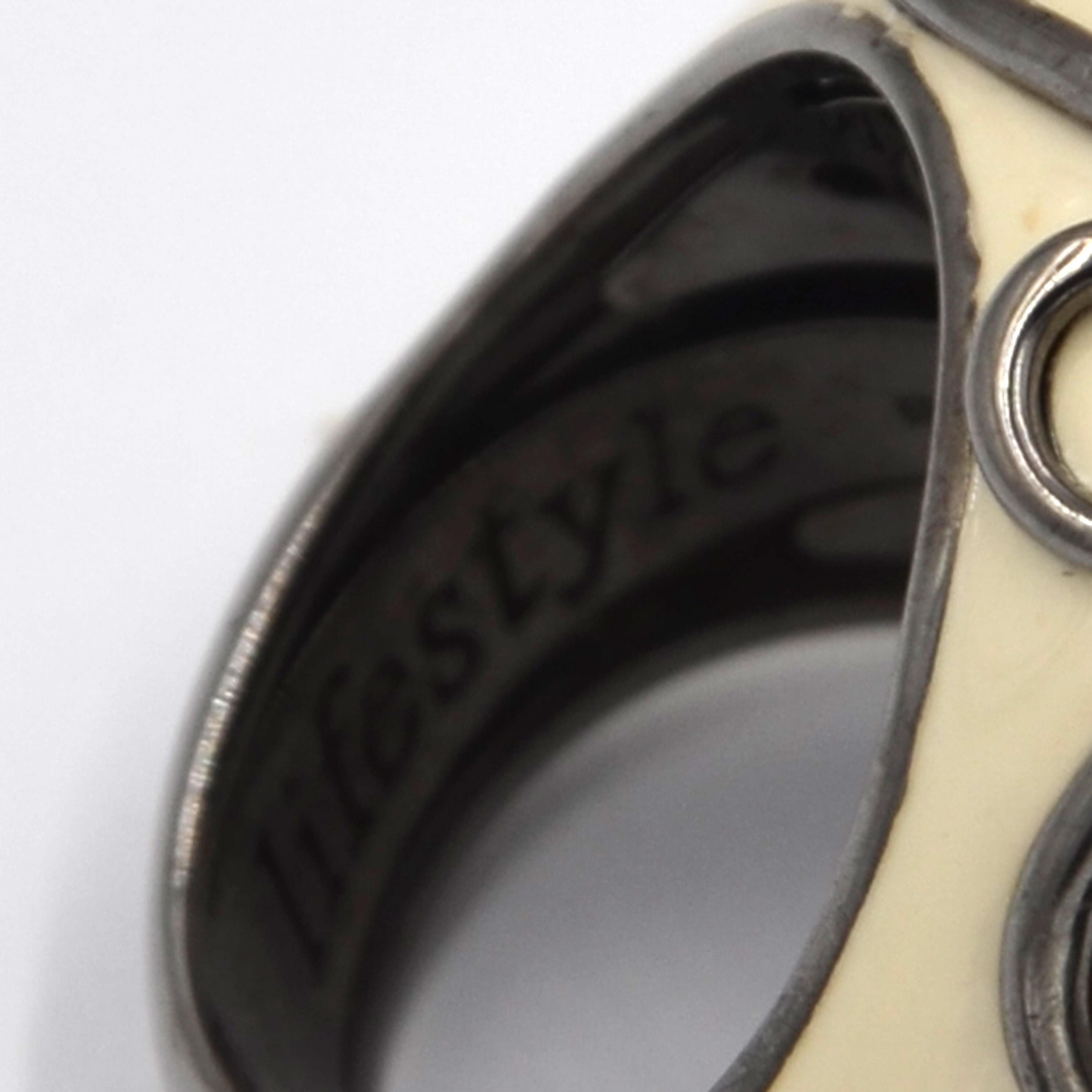 Originariamente progettato nel corso del millennio, questo favoloso anello con smalto bianco è in argento e presenta un totale di 3,30 carati di ametista e peridoto.  Realizzato a mano in Italia, dalla collezione Garavelli Lifestyle del 2000.